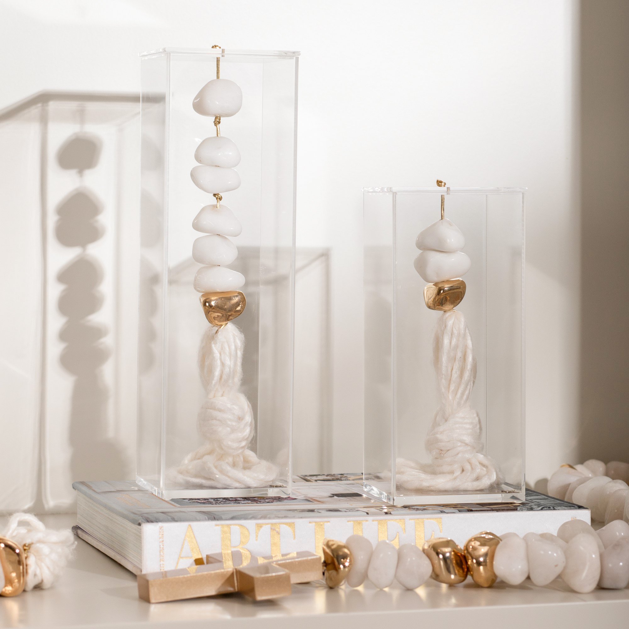 Escultura Fio Seda e Pedra Quartzo Branco c Caixa de Acrilico M 22