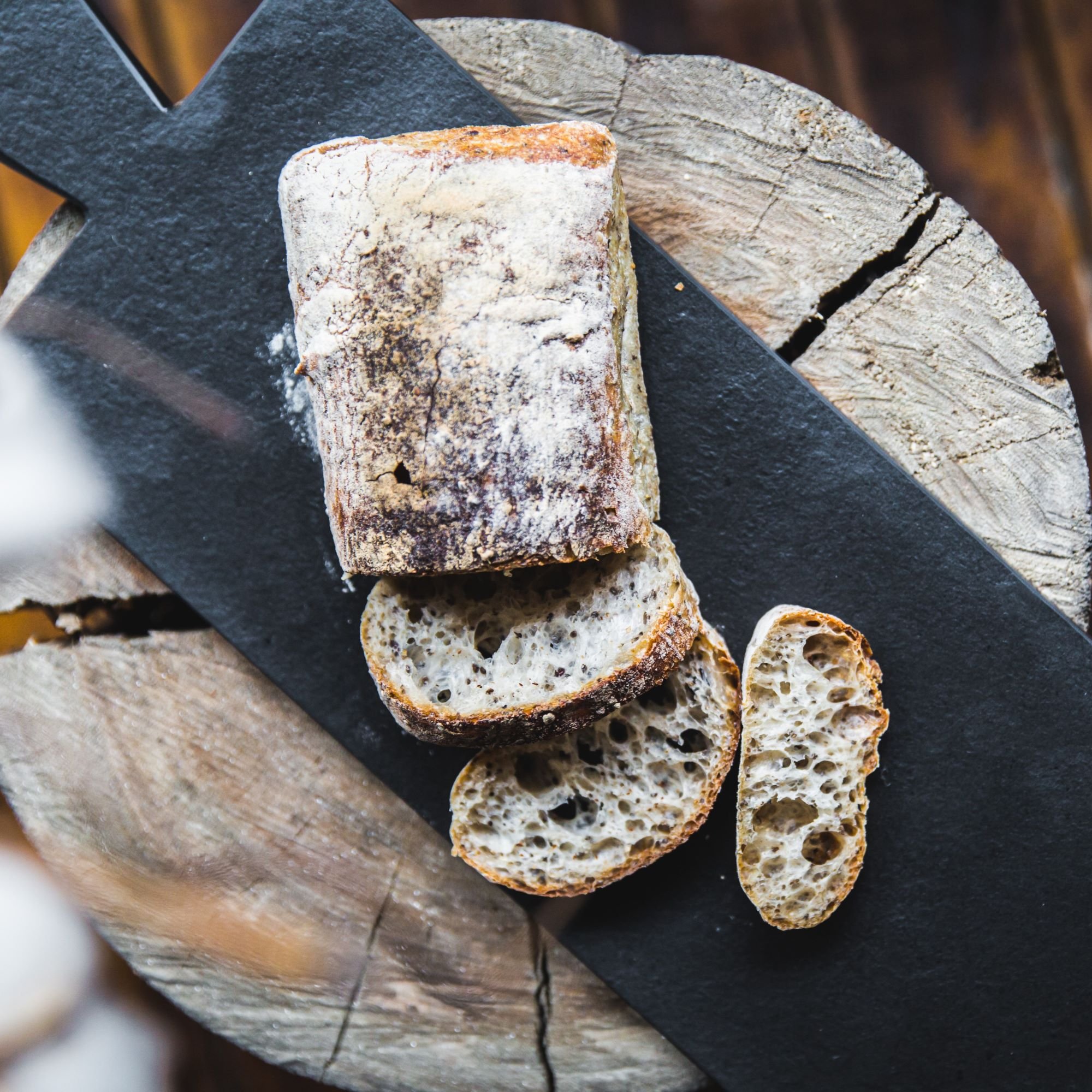 tabua de servir lounge ardosia grafite retangular c alca ambientada 2