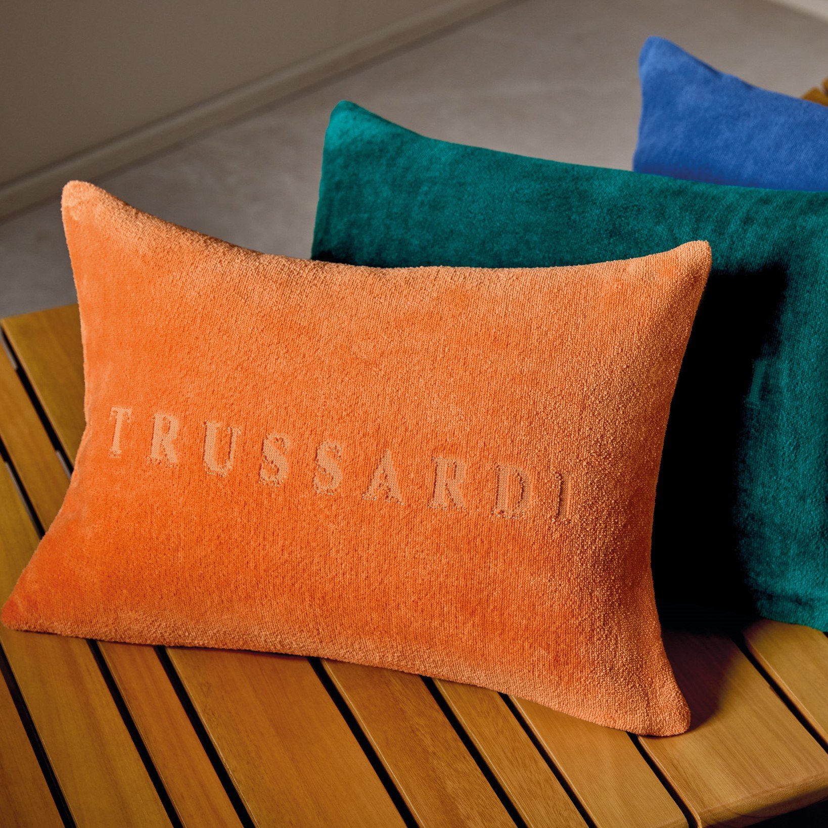 almofada de piscina enchimento trussardi 100 algodao levanto cores ambientada