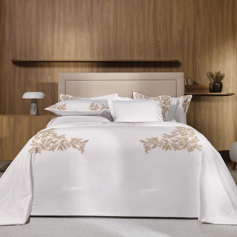 colcha 2 porta travesseiros trussardi cetim 300 fios limonata branco ambientada