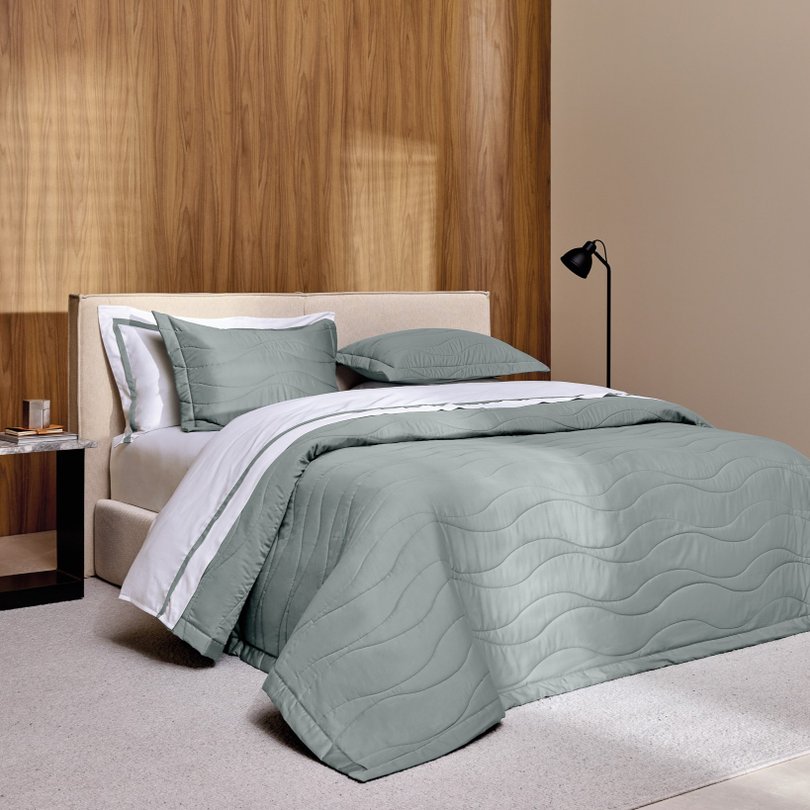 colcha 2 porta travesseiros trussardi cetim 300 fios novara azul mare ambientada