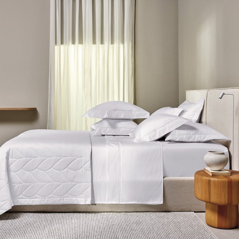 colcha 2 porta travesseiros trussardi cetim 300 fios piaceri branco ambientada