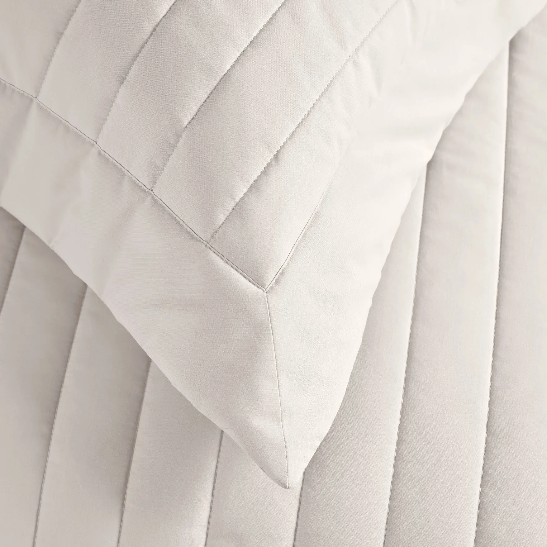 colcha 2 porta travesseiros trussardi percal 200 fios monteleone branco detalhe