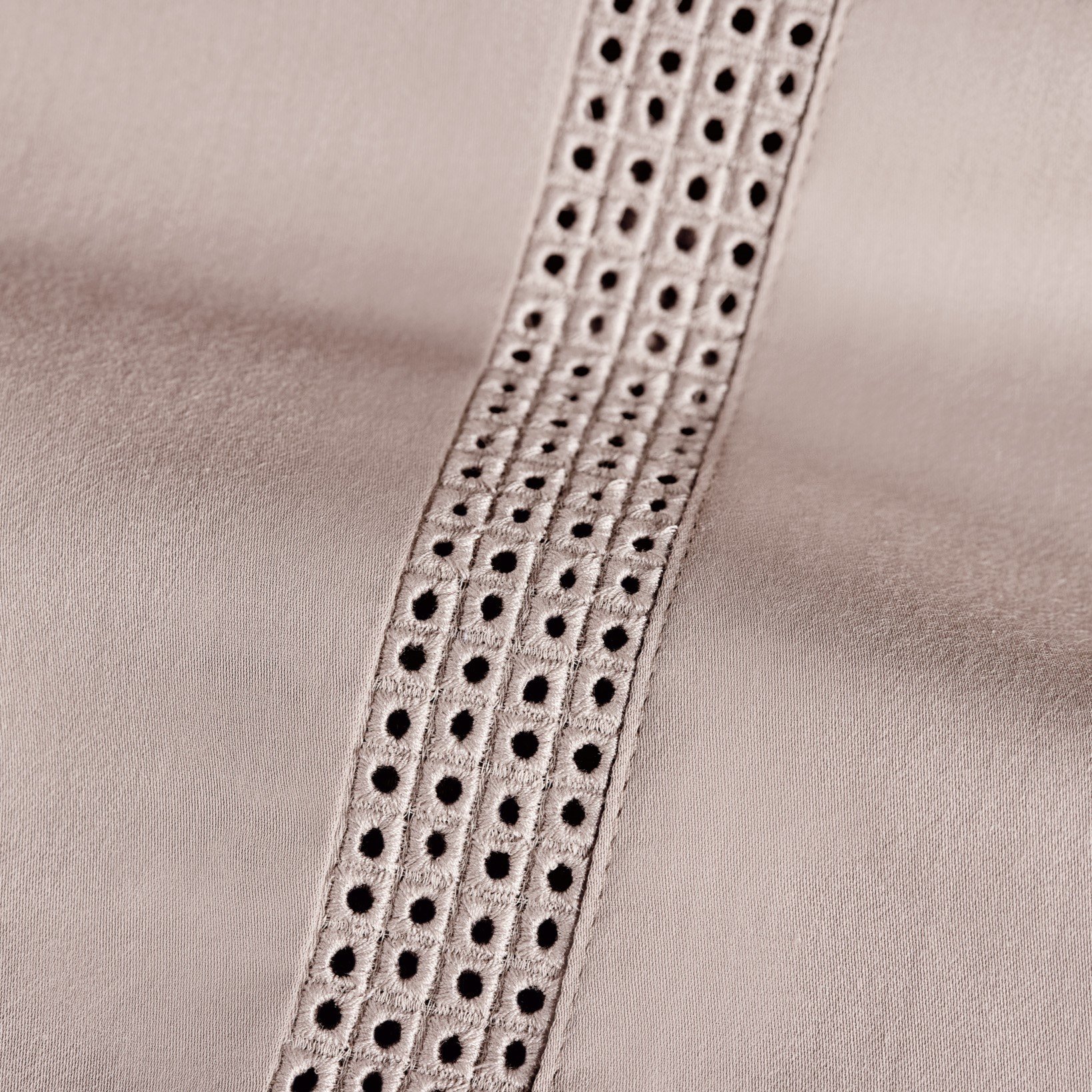 fronha avulsa trussardi cetim 300 fios marconi nocciola e legno detalhe