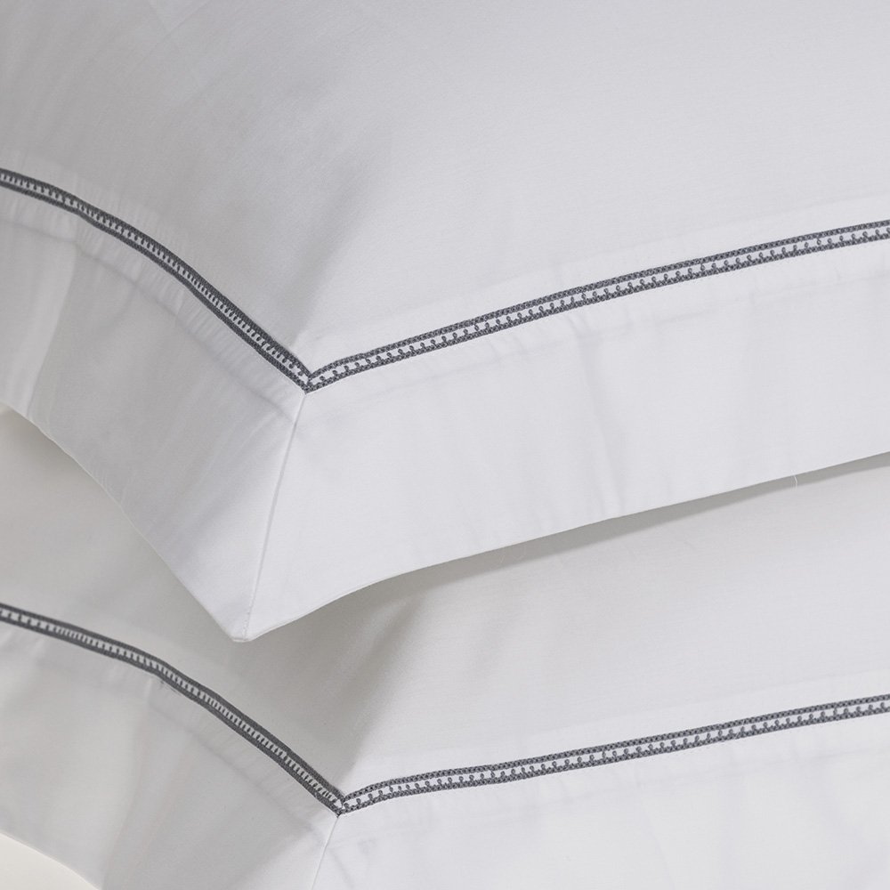 fronha avulsa trussardi cetim 300 fios portello 50x70cm branco e ardosia detalhe