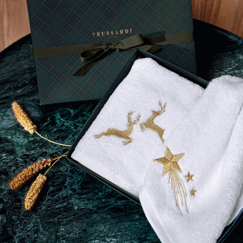 jogo 2 toalhas de lavabo trussardi 100 algodao festeggiare caixa de presente branco ambientada
