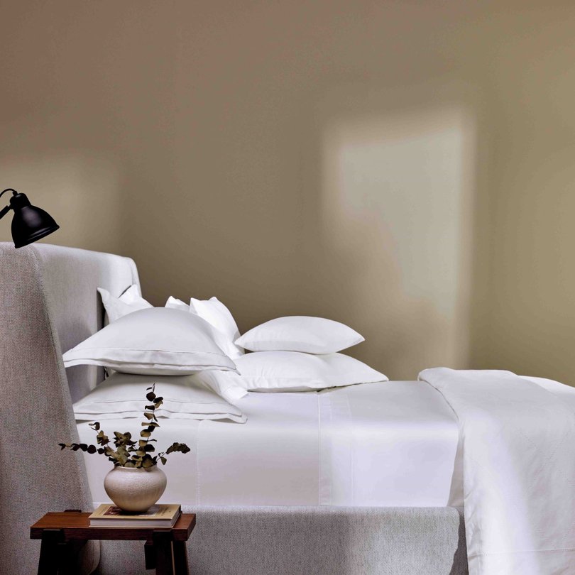 jogo de cama trussardi cetim 300 fios doppio branco ambientada
