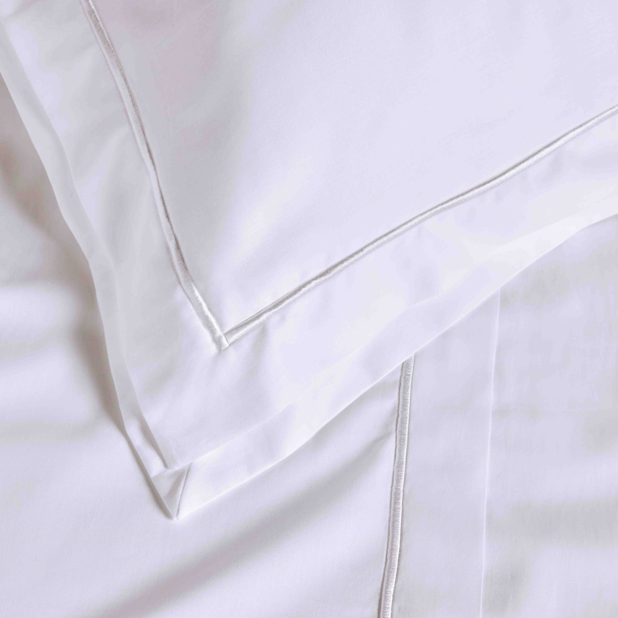 jogo de cama trussardi cetim 300 fios doppio branco detalhe