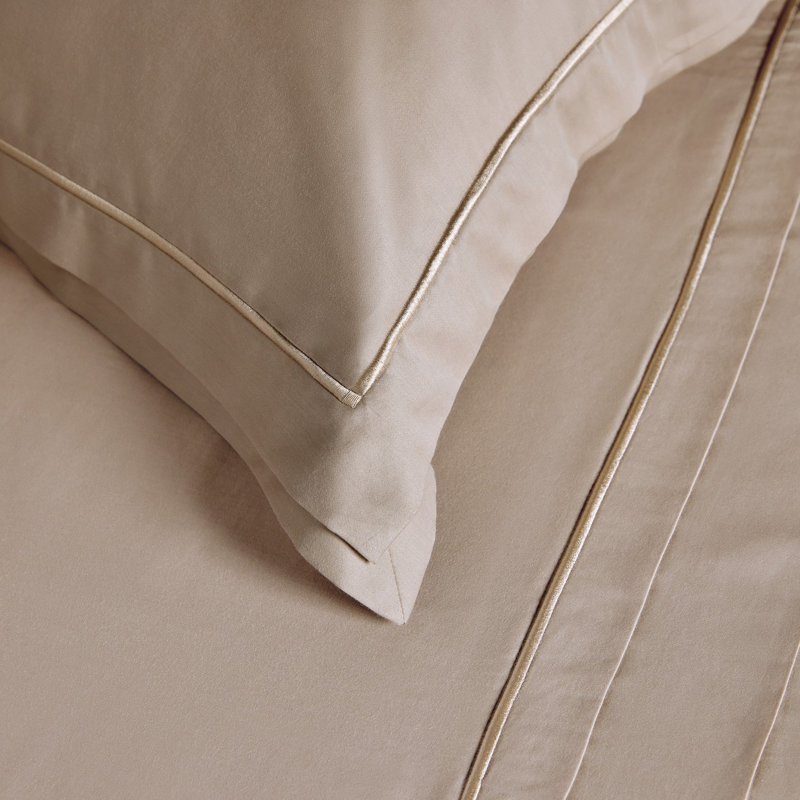 jogo de cama trussardi cetim 300 fios doppio nocciola detalhe