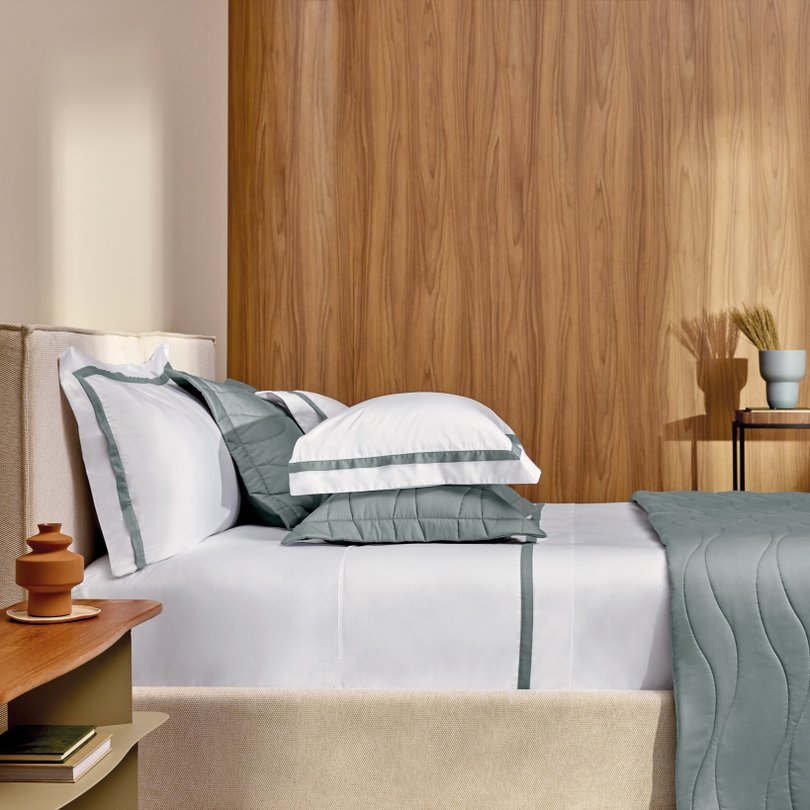 jogo de cama trussardi cetim 300 fios vercelli branco e azul mar ambientada