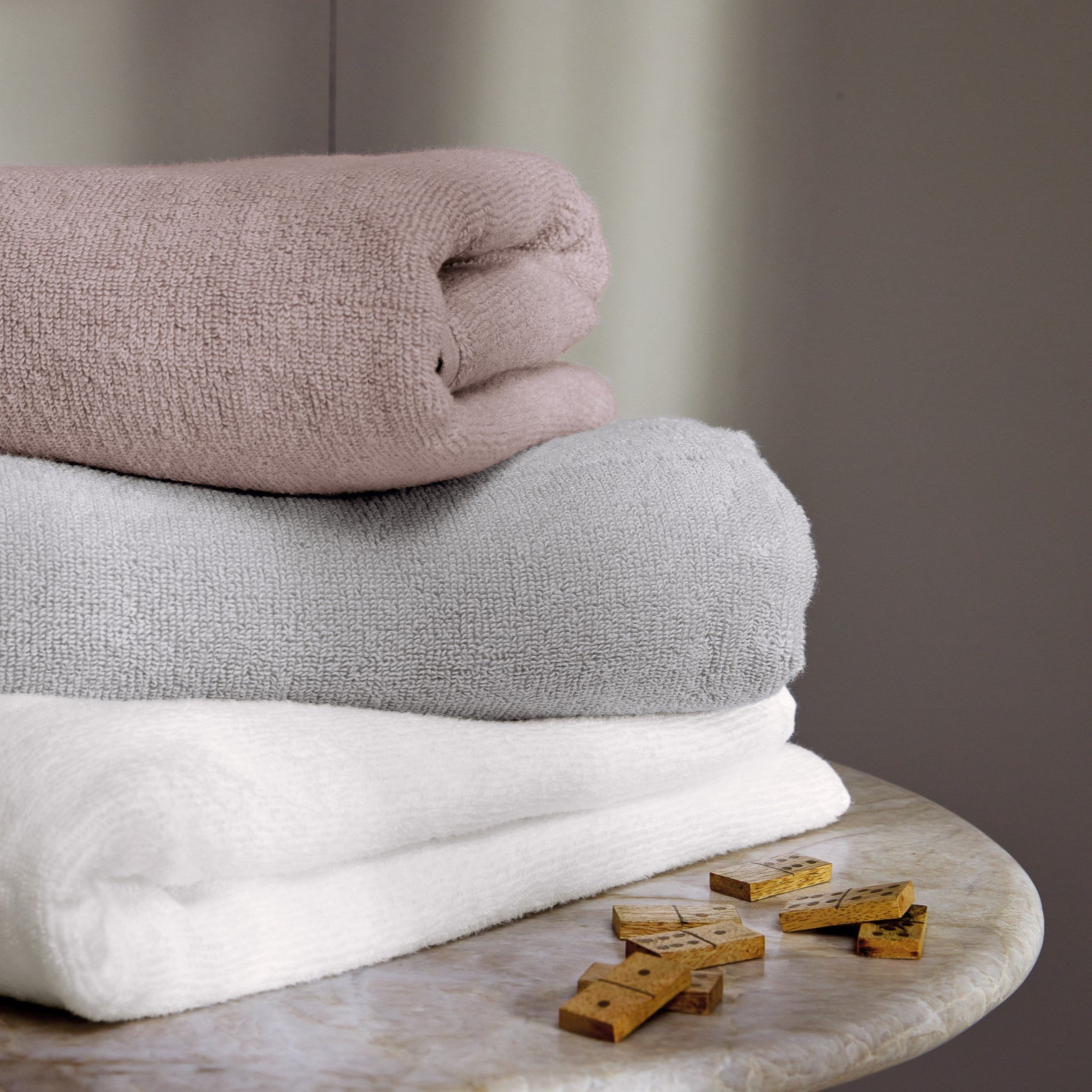 toalha de banho infantil trussardi 100 algodao sartoria ambientada