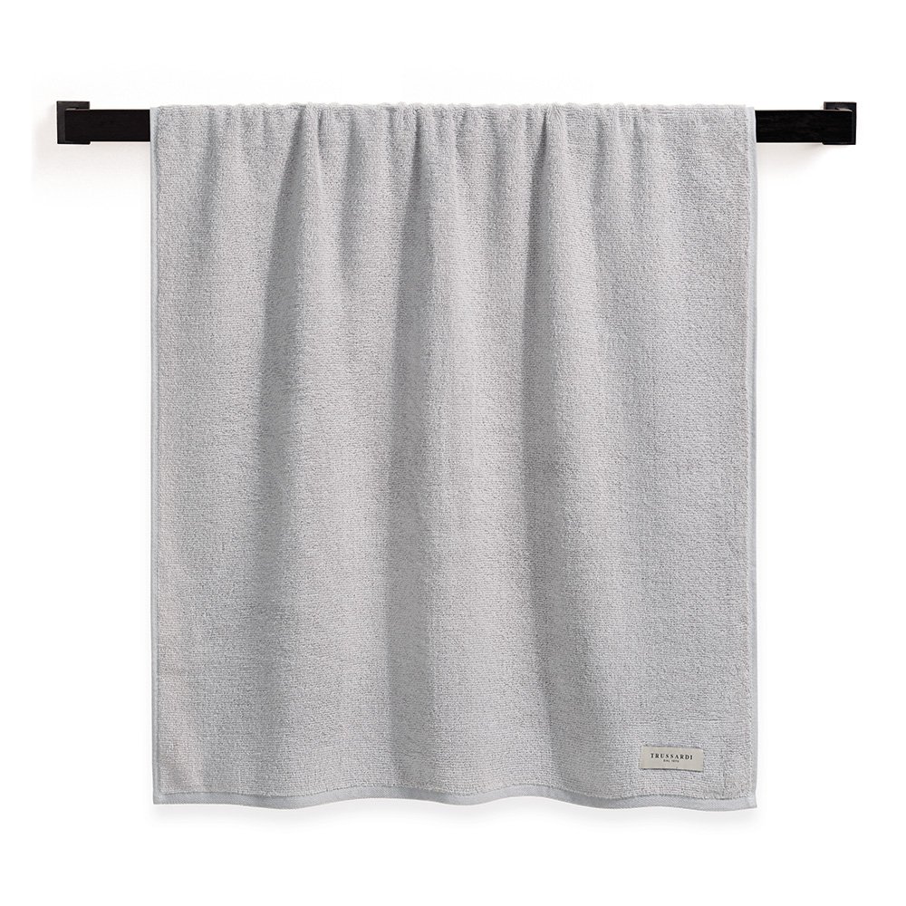 toalha de banho infantil trussardi 100 algodao sartoria cenere pendurada