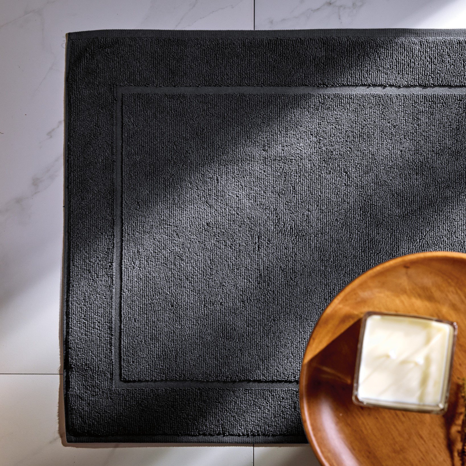 toalha de piso antiderrapante trussardi 100 algodao stare chumbo ambientada