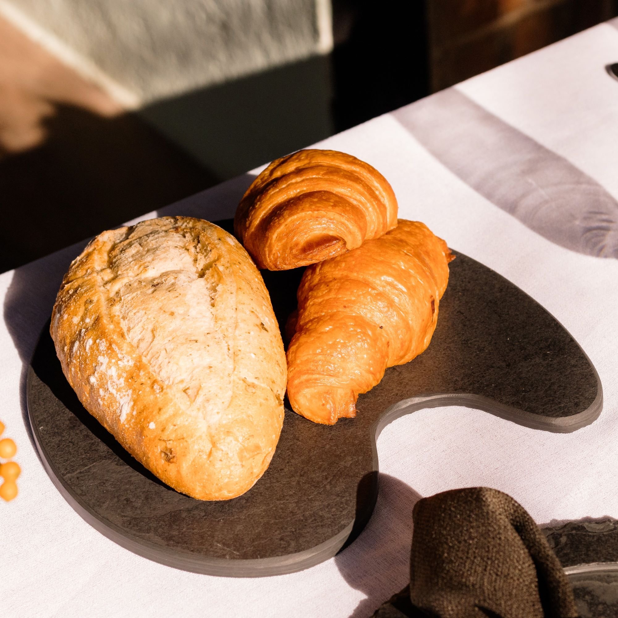 tabua de servir forma organica ardosia grafite ambientada