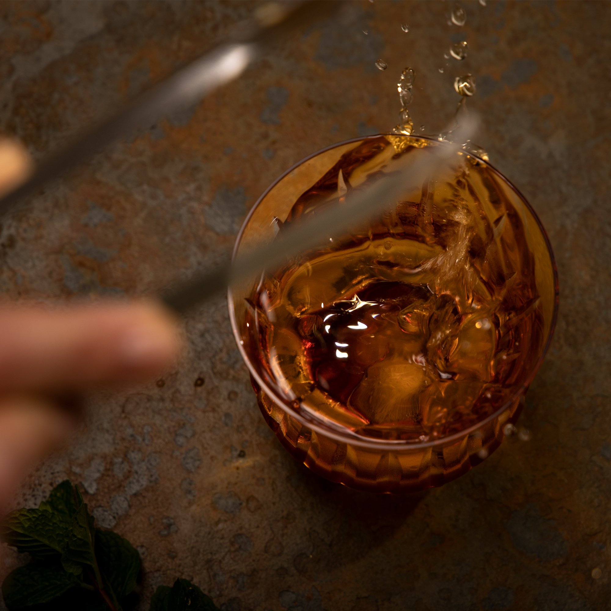 02 copo de cristal lapidado artesanal p whisky amarelo 66