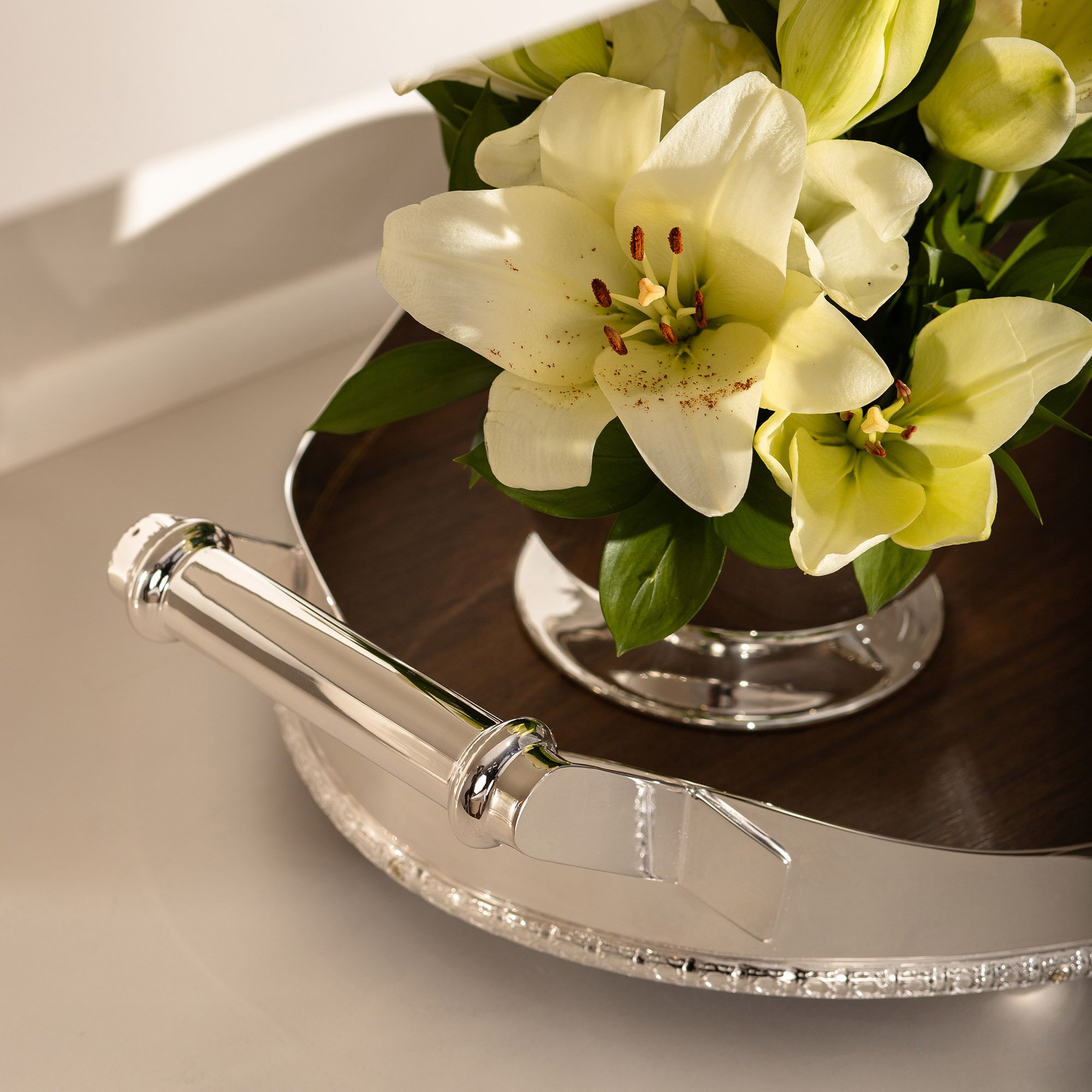 bandeja coracao prata c cordao palha e fundo madeira 55cm fundo madeira