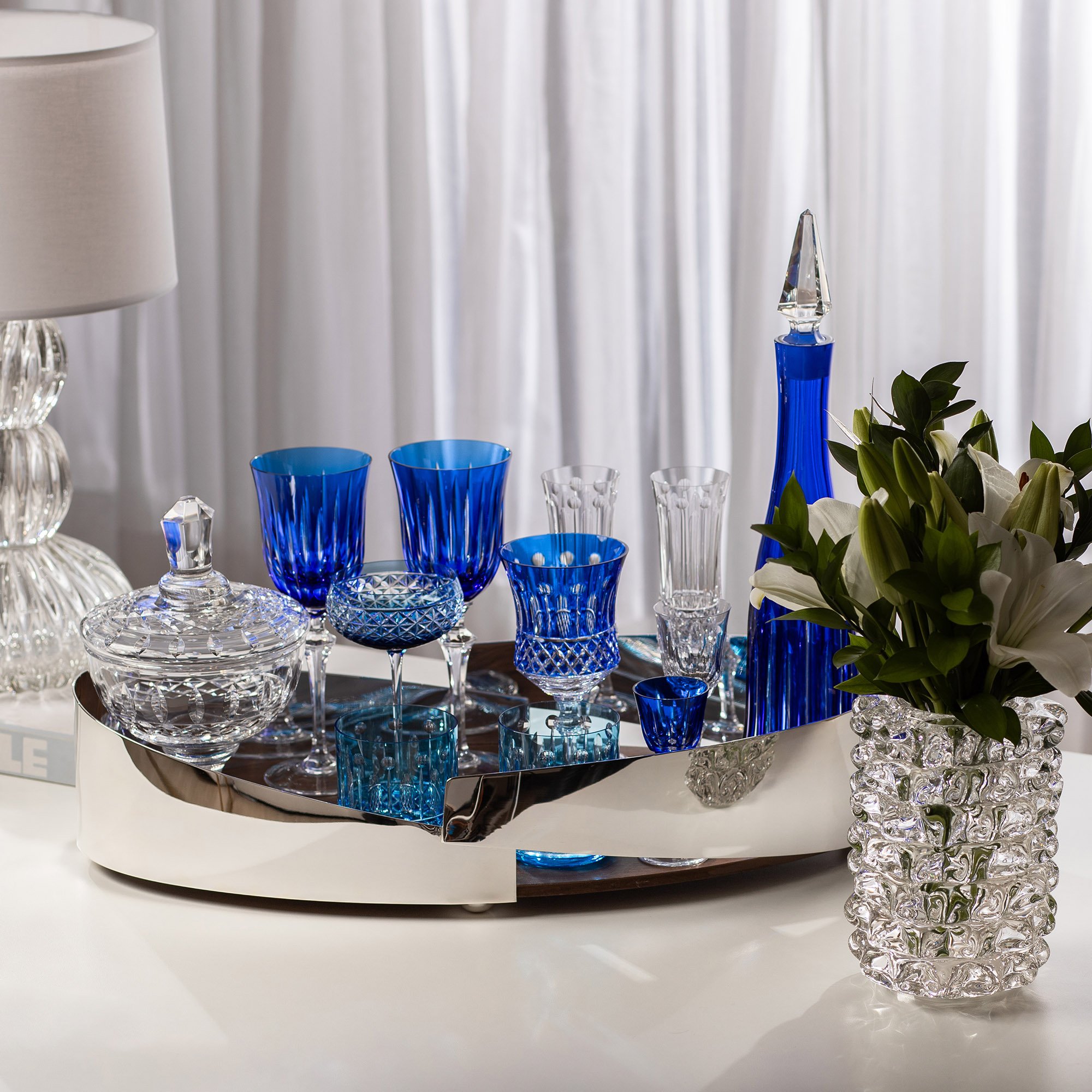 bandeja prata recortada oval fundo madeira 2