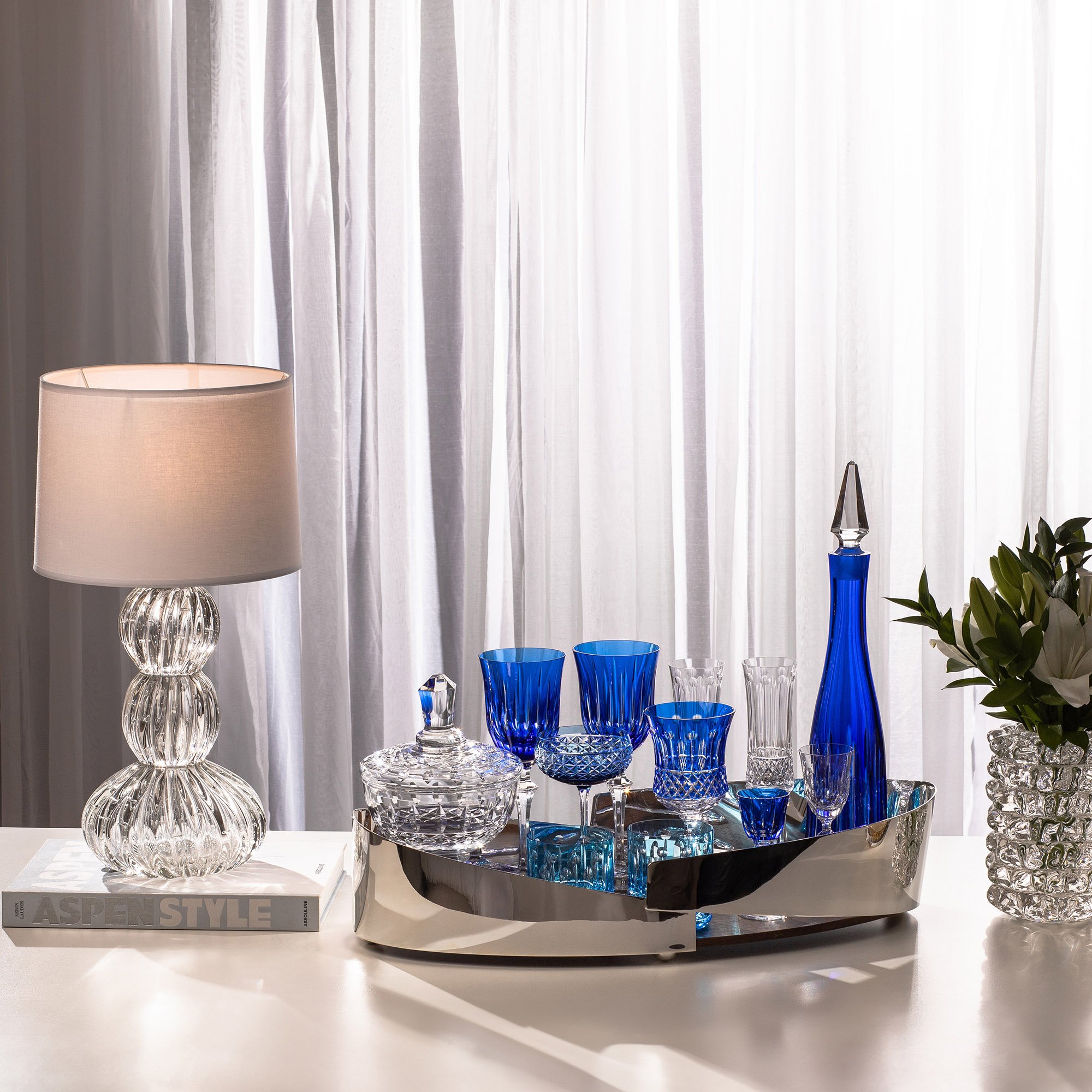 bandeja prata recortada oval fundo madeira 3