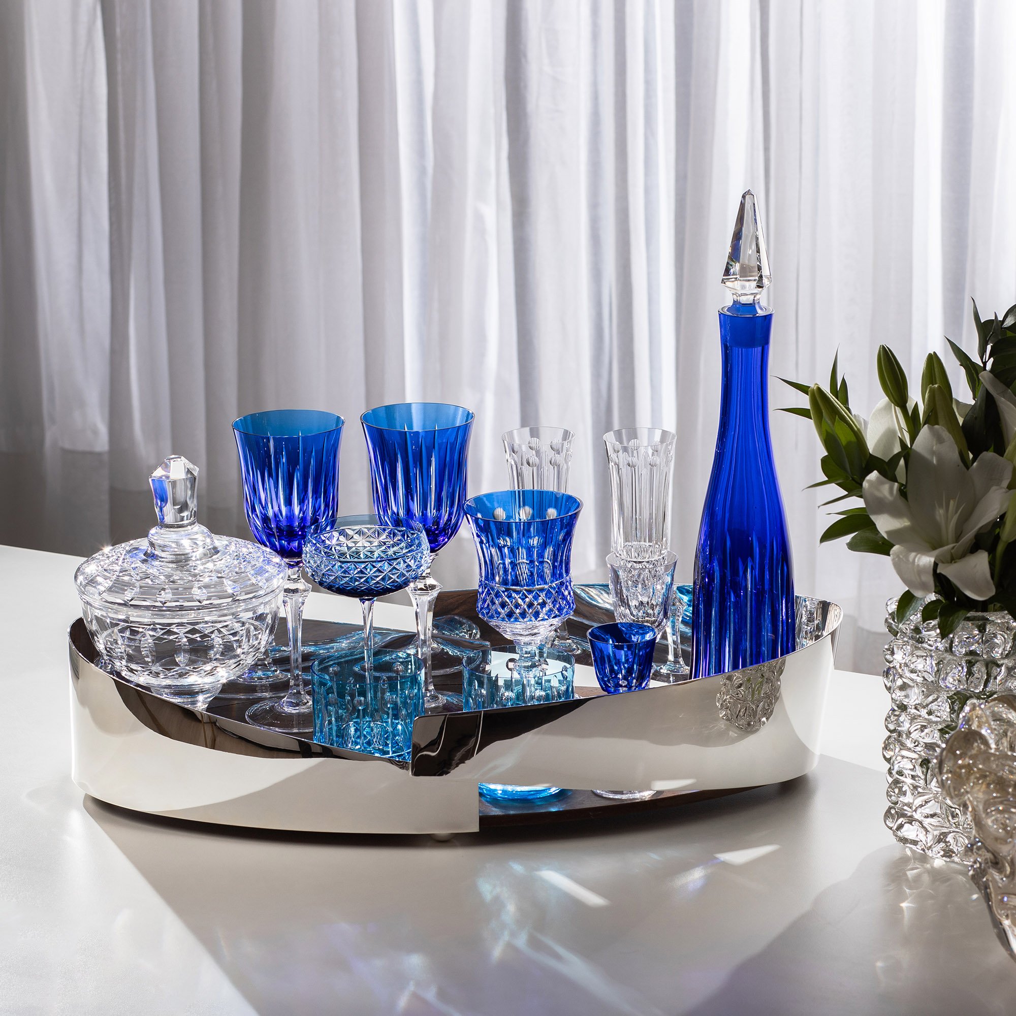 bandeja prata recortada oval fundo madeira