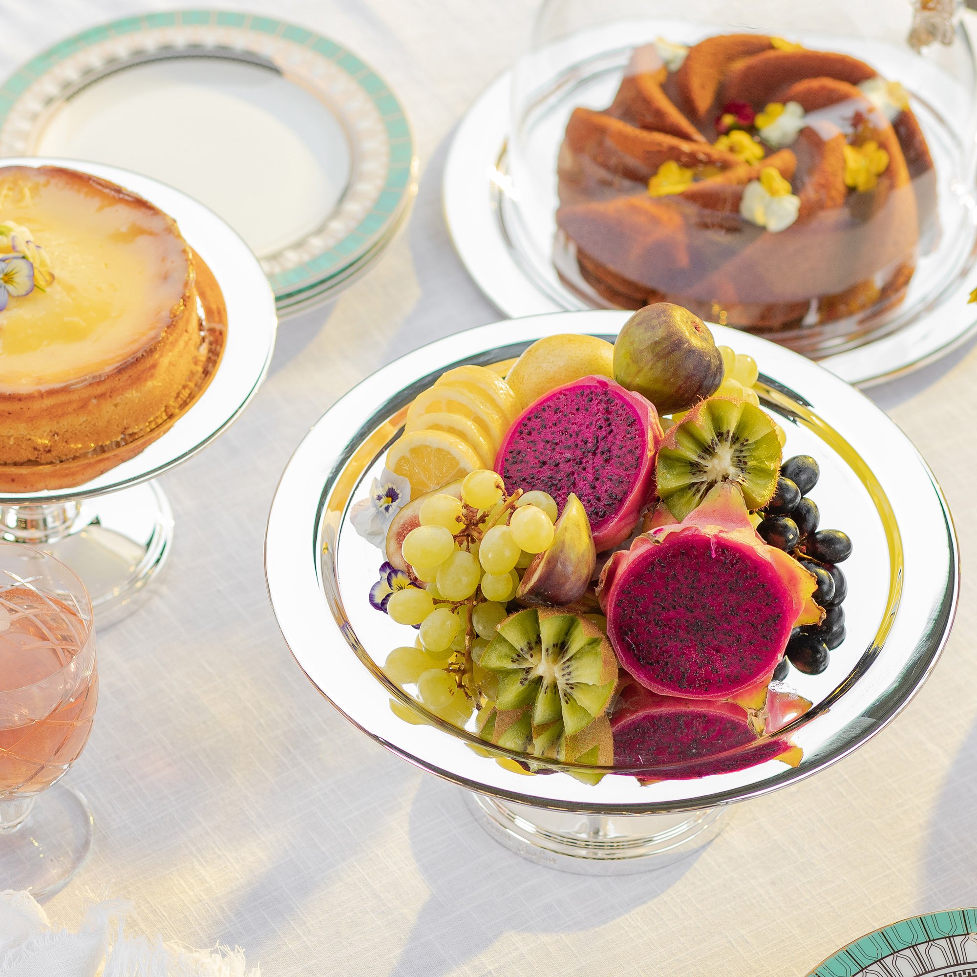 porta doces pedestal baixo prata c cupula e aplique borboleta