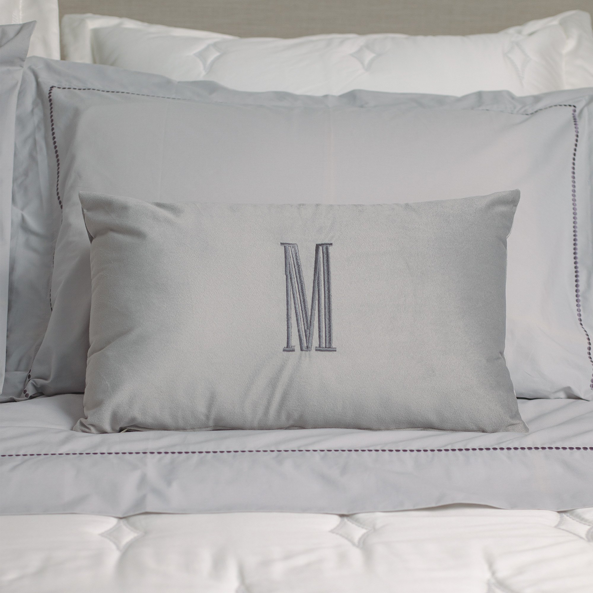 1Almofada_Monograma_Soffice_Bordado_Simples_Granito_Ambientada