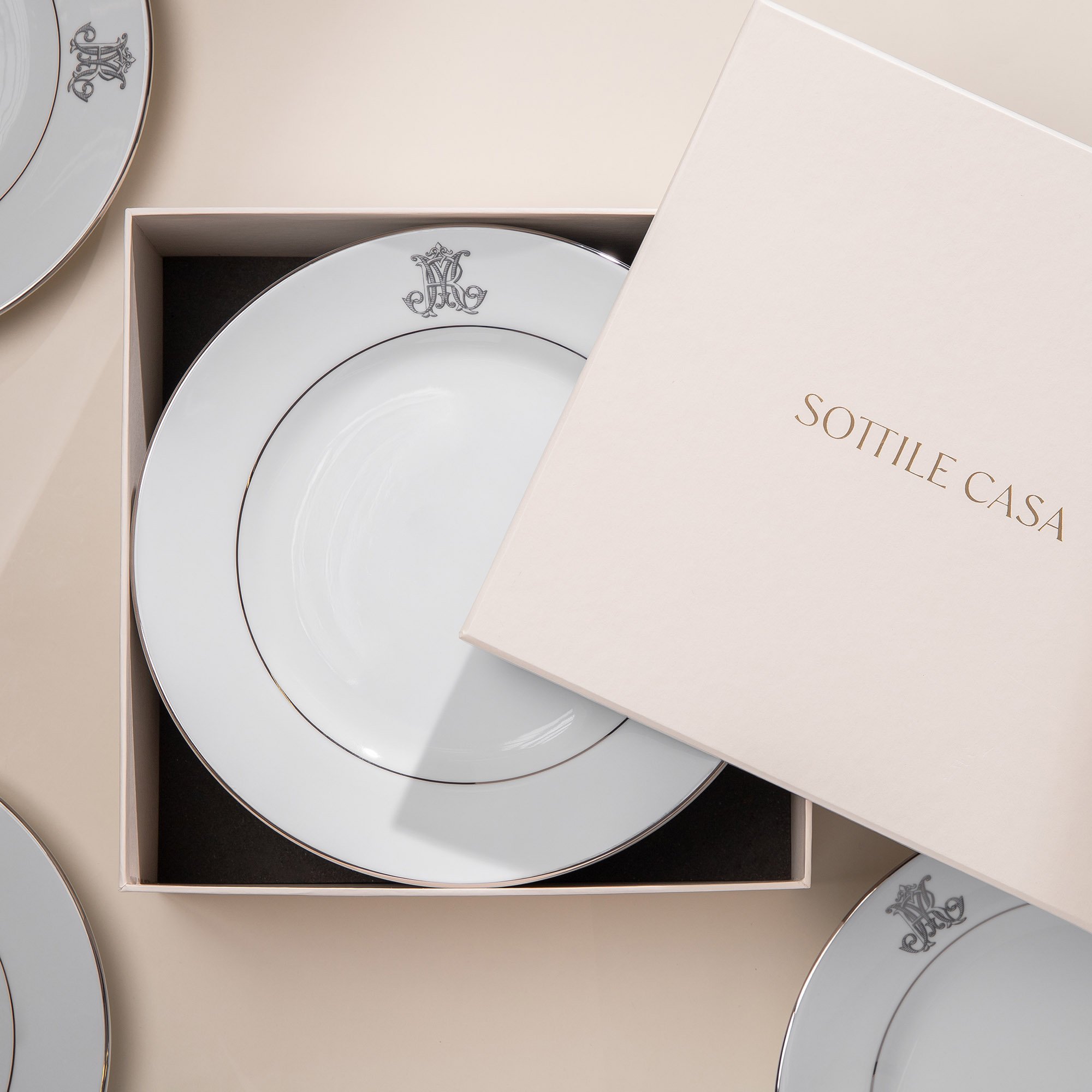 jogo de 6 pratos rasos porcelana sottile casa c monograma lunaire