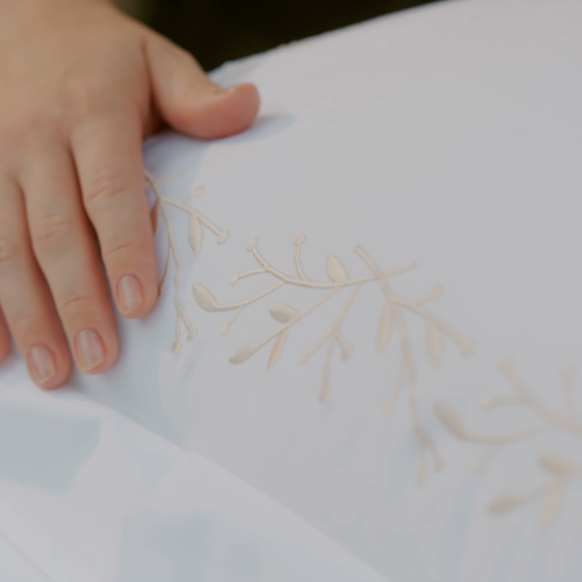 jogo de cama literie cetim 300 fios aurore branco e dourado queen 2