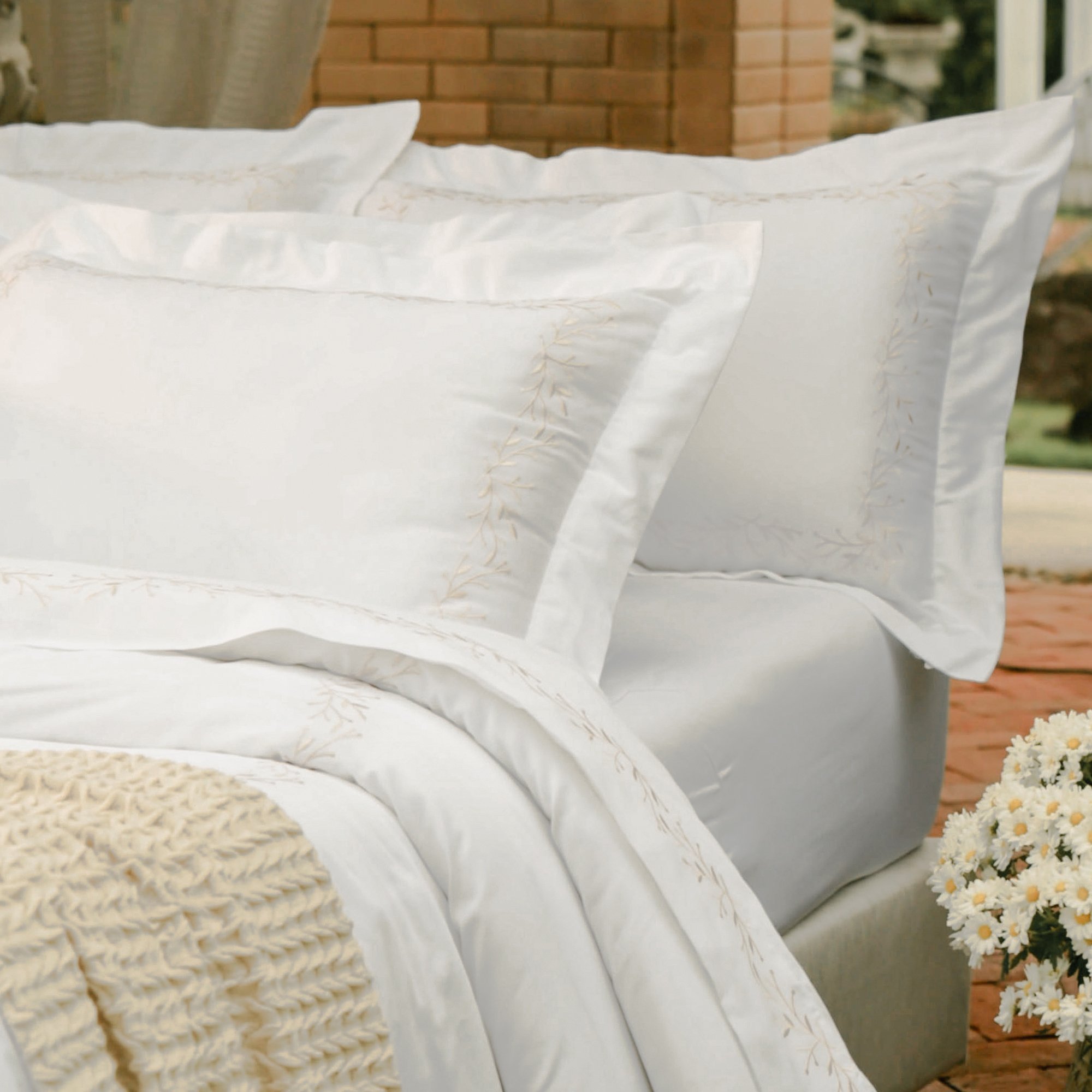 Jogo de Cama Literie Cetim 300 Fios Aurore Branco e Dourado Queen 31