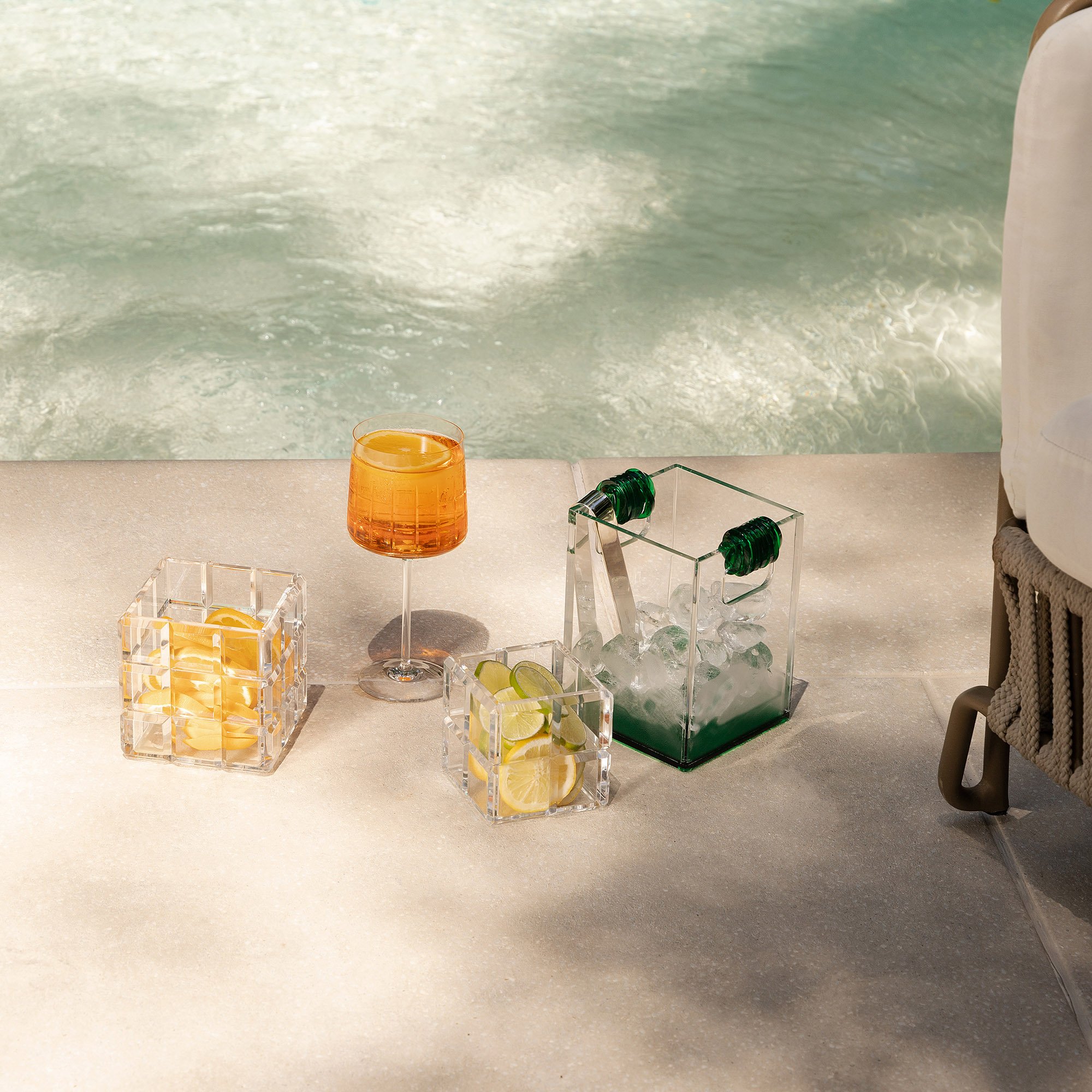 cubo bisote acrilico g