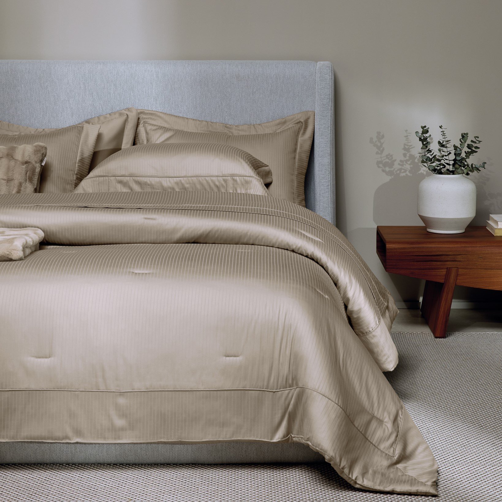 cama trussardi 300 fios cetim fratelli nocciola ambientada