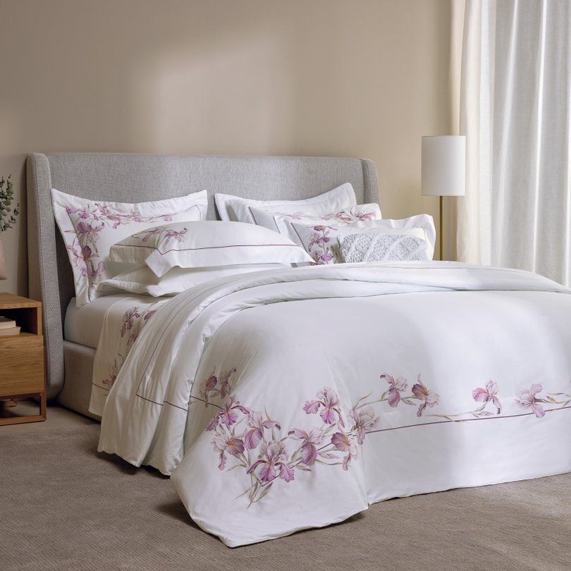cama trussardi cetim 300 fios le iris ambientada