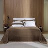 cobertor trussardi 100 microfibra aveludado piemontesi marrone ambientada