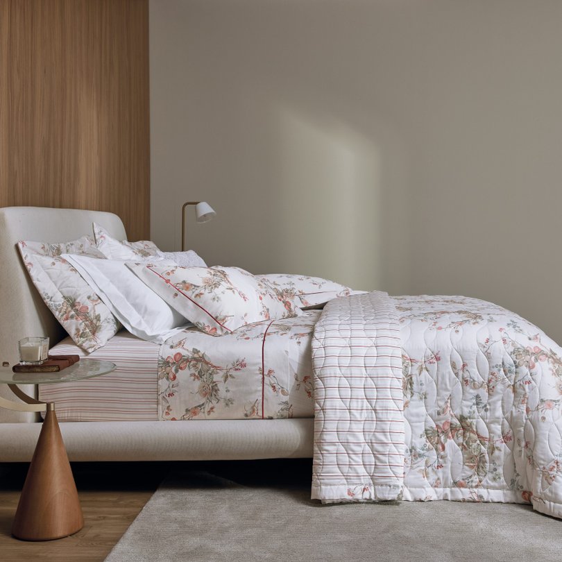 colcha porta travesseiro trussardi cetim 200 fios carmine ambientada