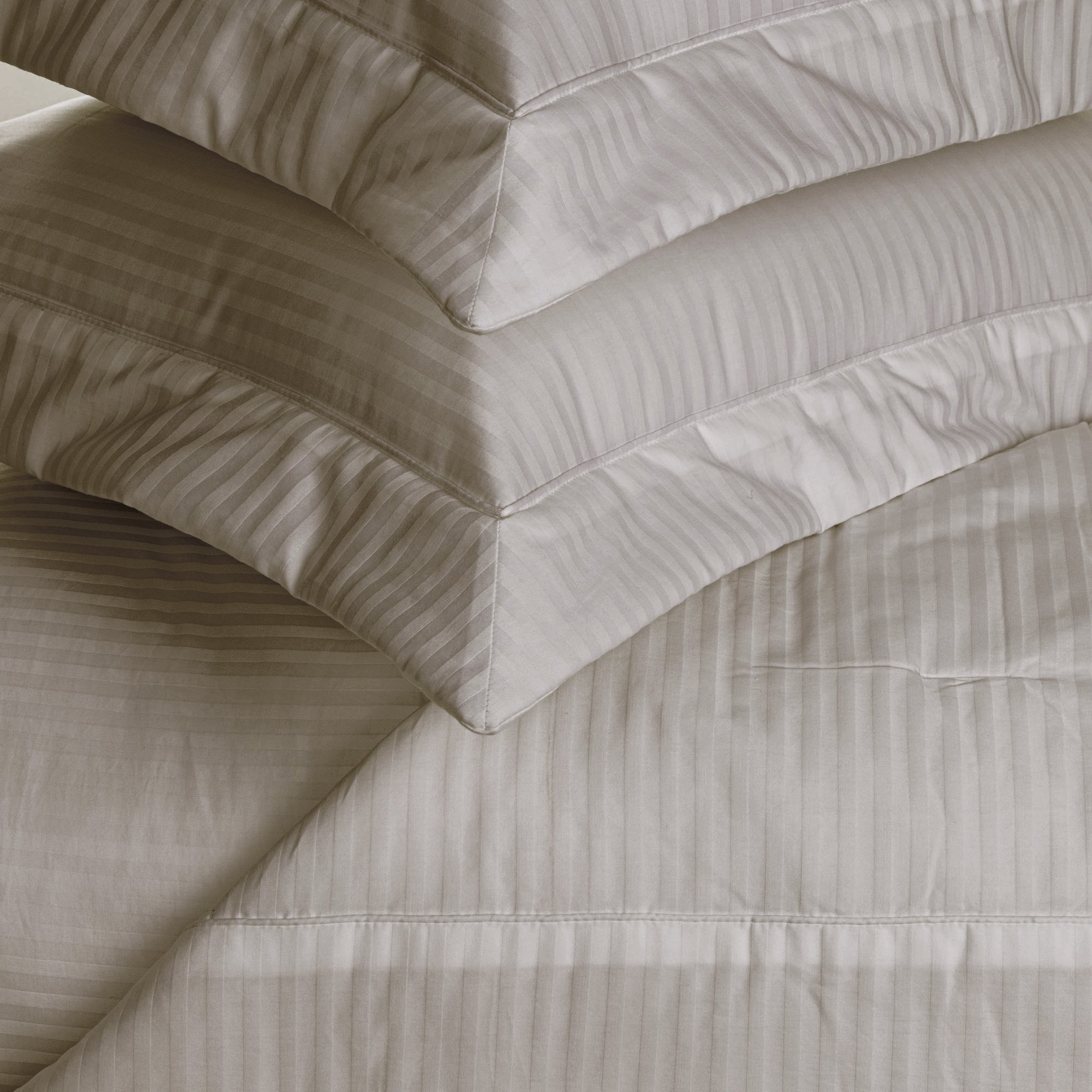 colcha porta travesseiro trussardi cetim 300 fios fratelli nocciola detalhe