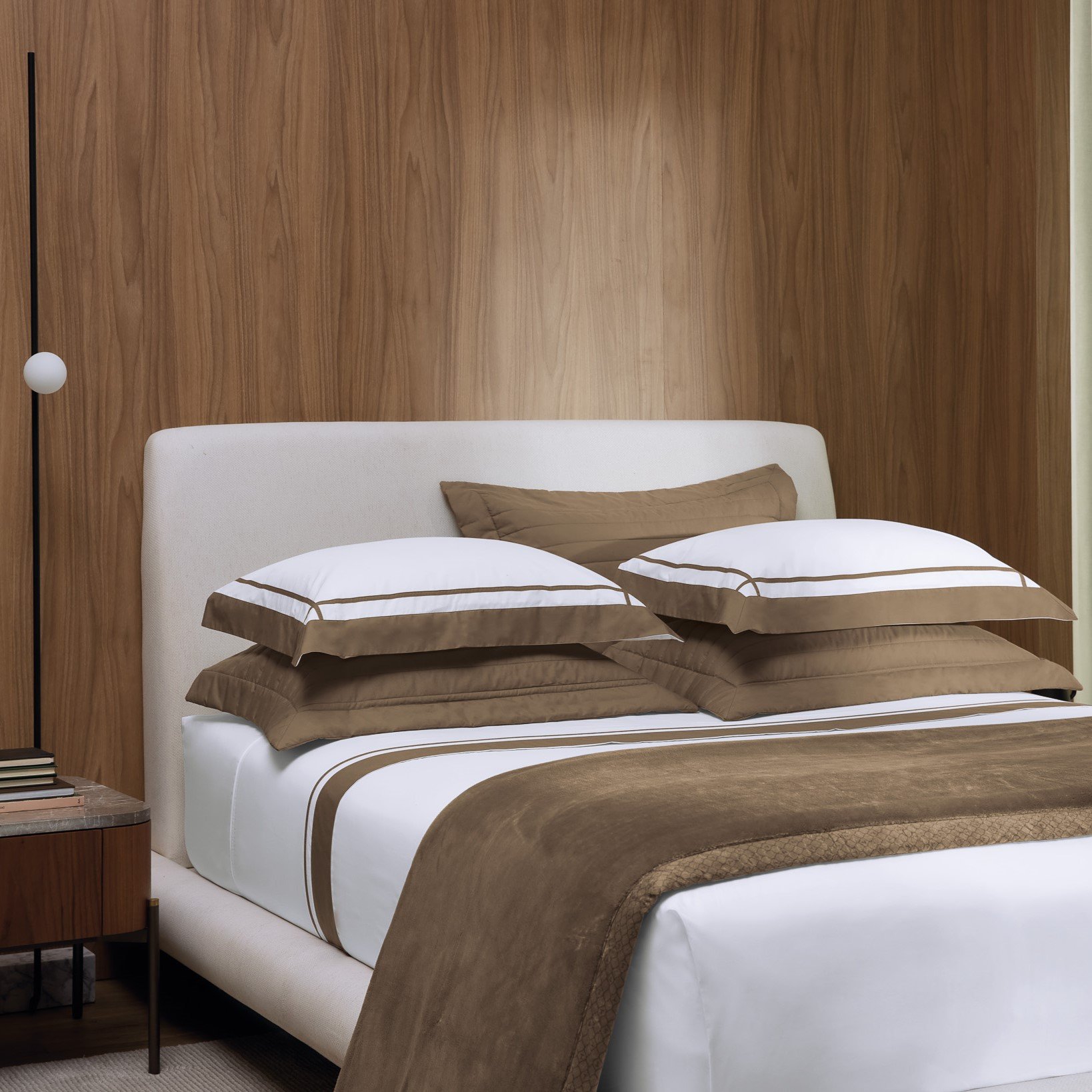 jogo de cama trussardi 200 fios cetim pazzi branco e marrone ambientada