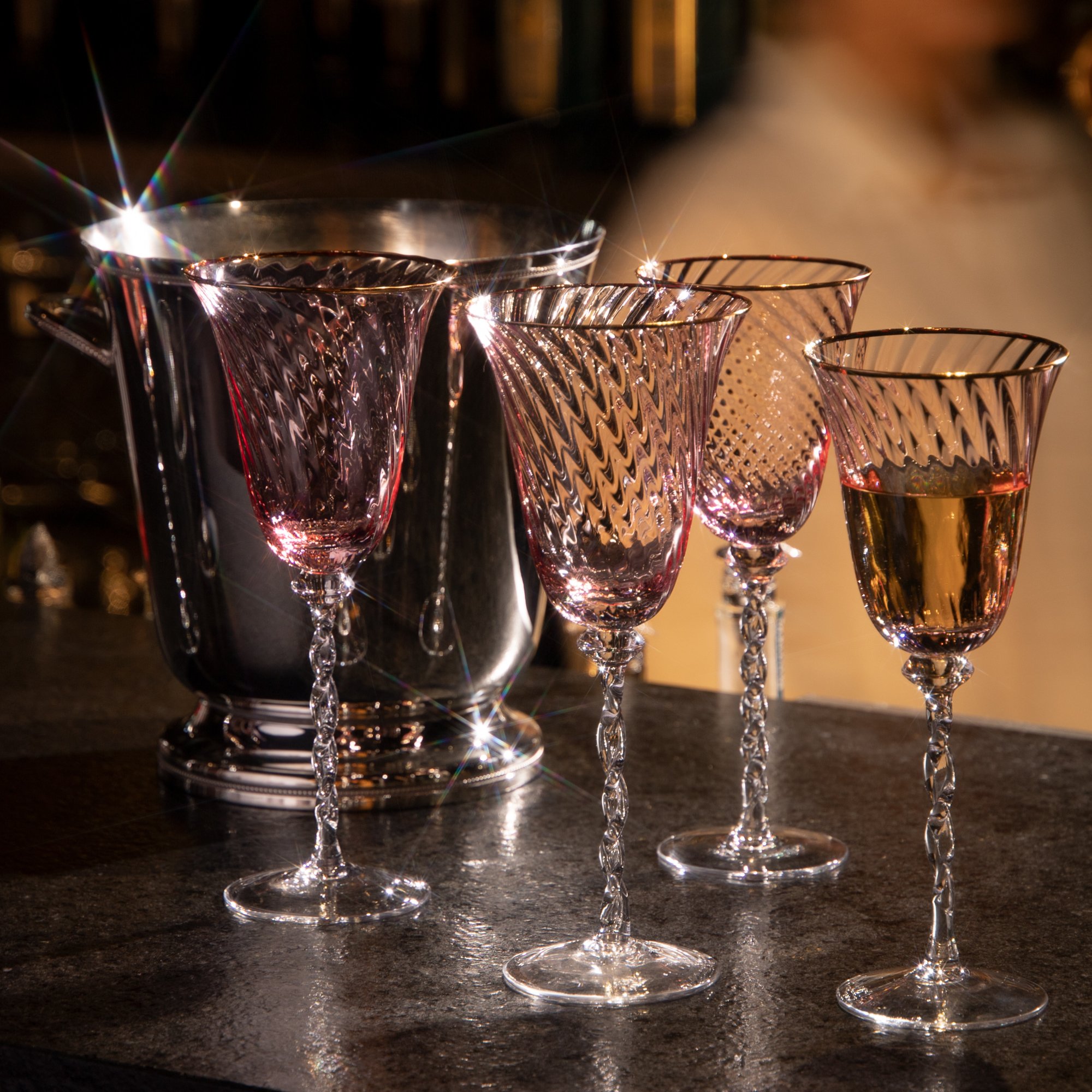 01 taca de vinho branco c borda dourada luce rosa