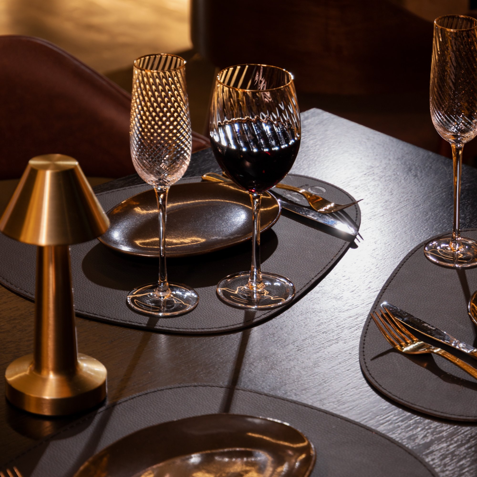 01 taca de champagne c borda dourada lumina incolor