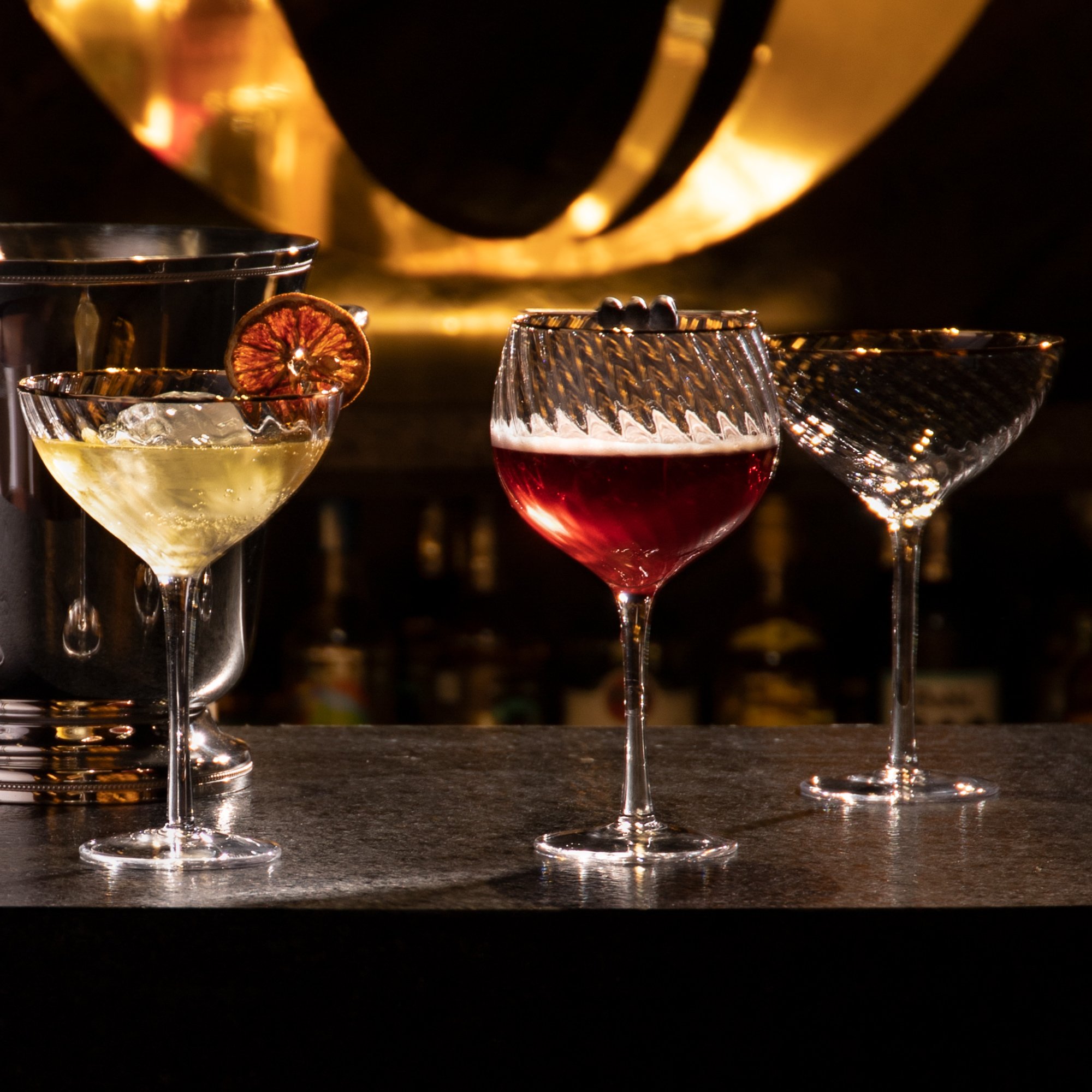 01 jogo de 6 tacas de gin c borda dourada lumina