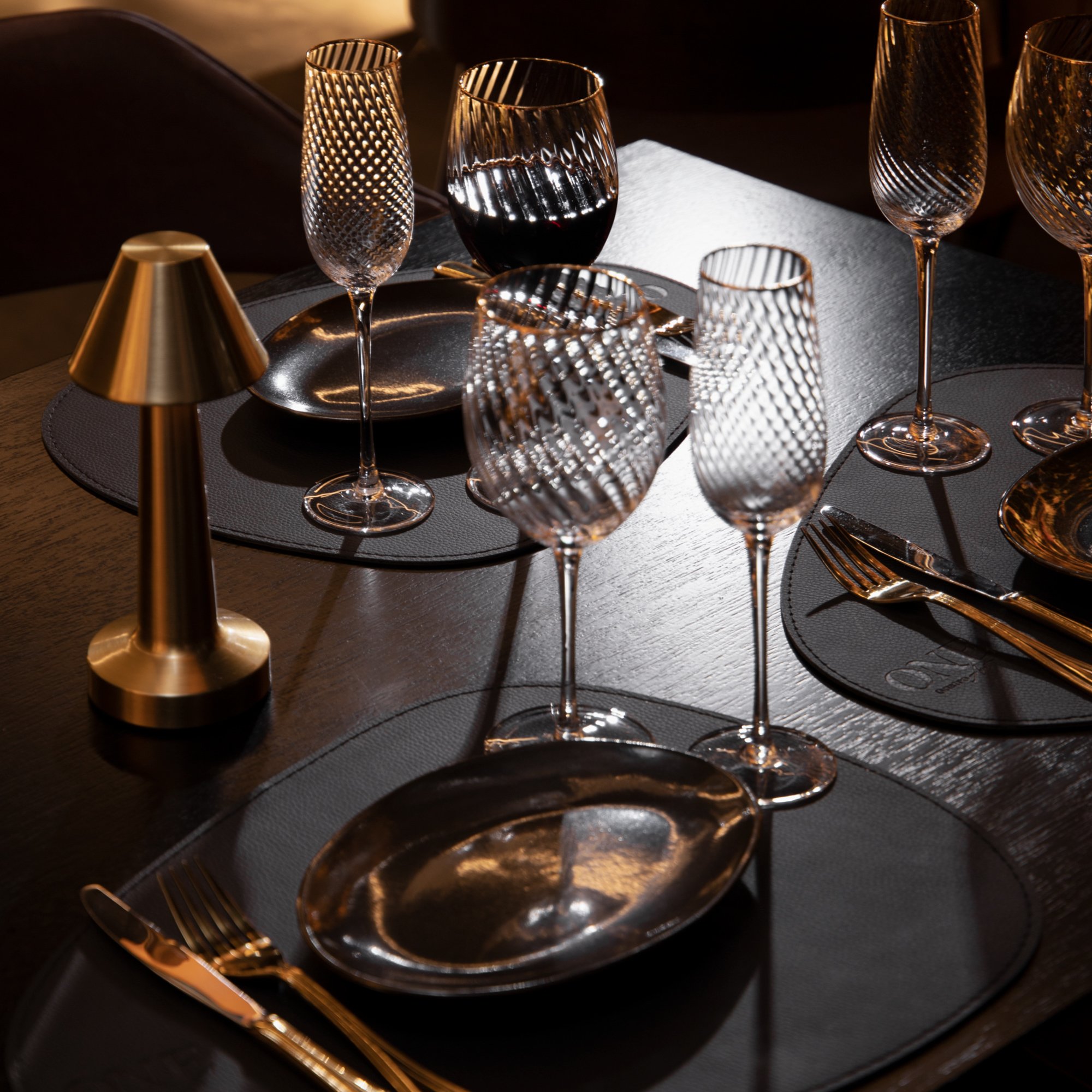 02 taca de champagne c borda dourada lumina incolor