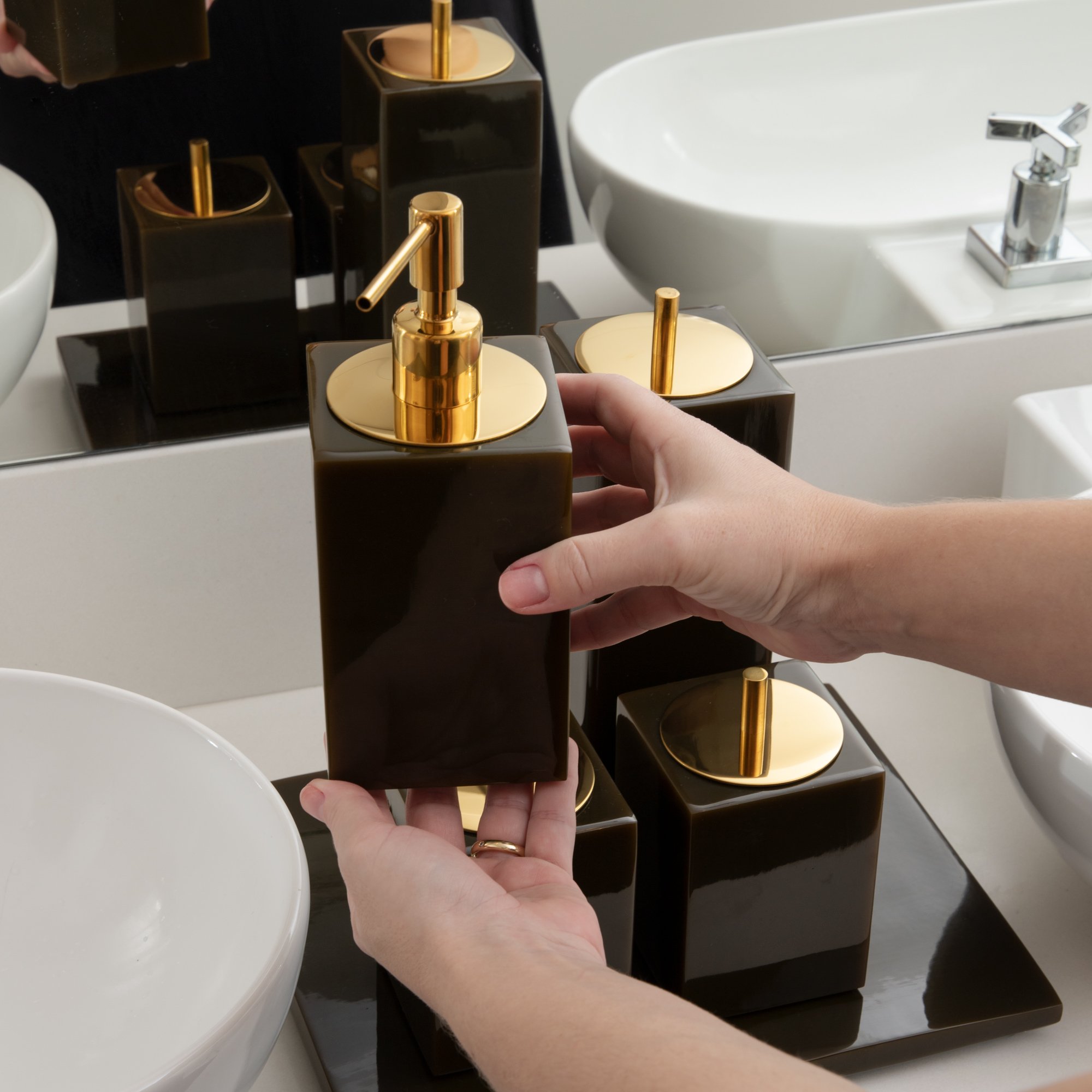 01 porta sabonete liquido davos resina marrom esverdeado gold