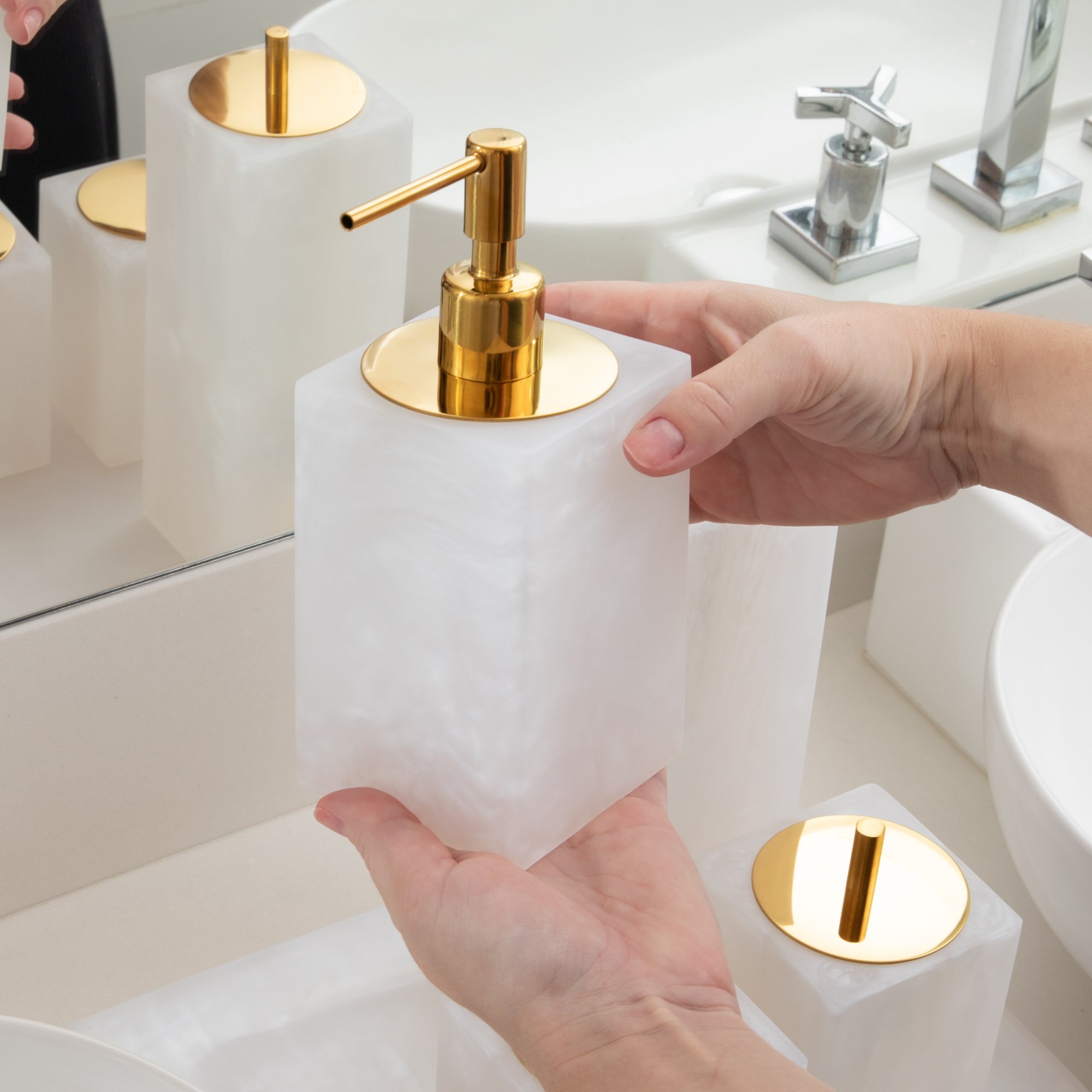 03 porta sabonete liquido davos resina madreperola off white matte gold