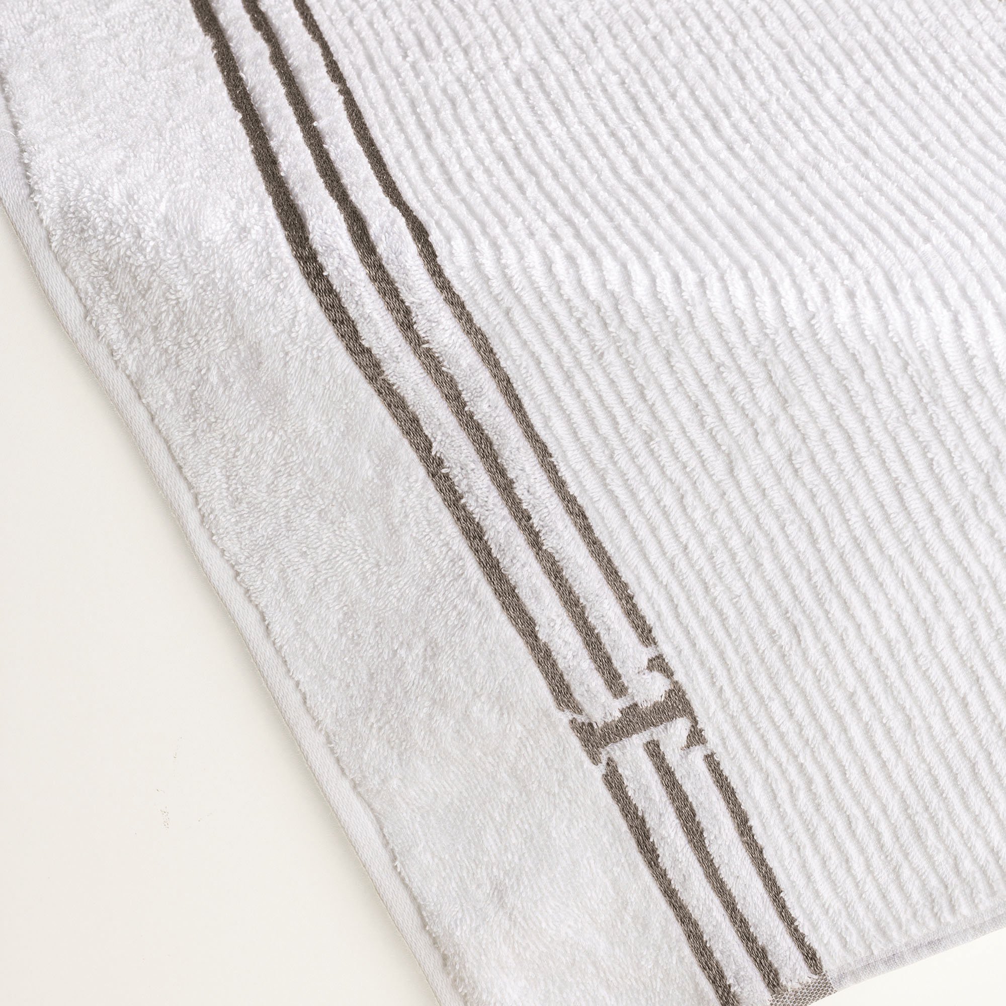 trussardi praia isola branca e legno detalhe