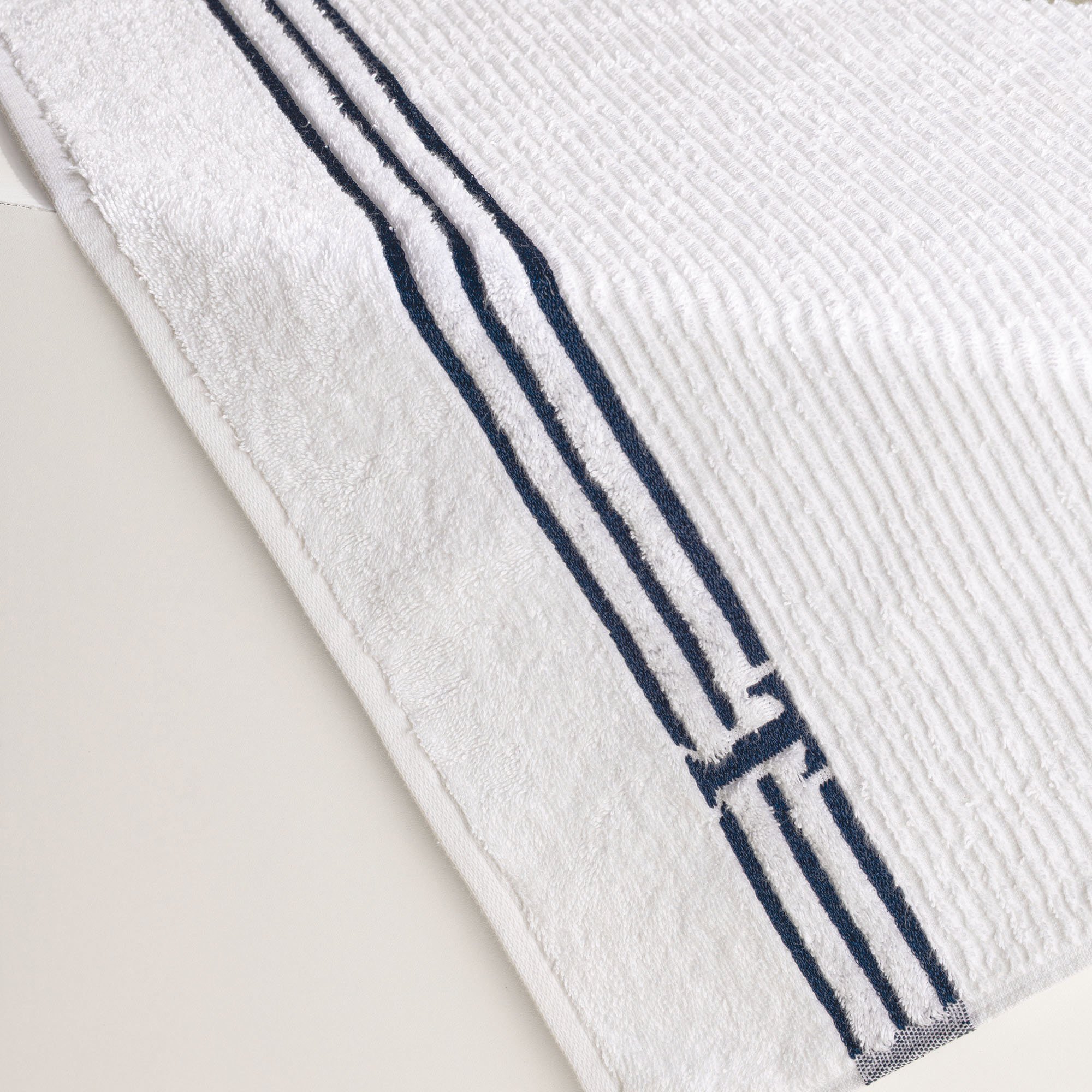 trussardi praia isola branca e marino detalhe