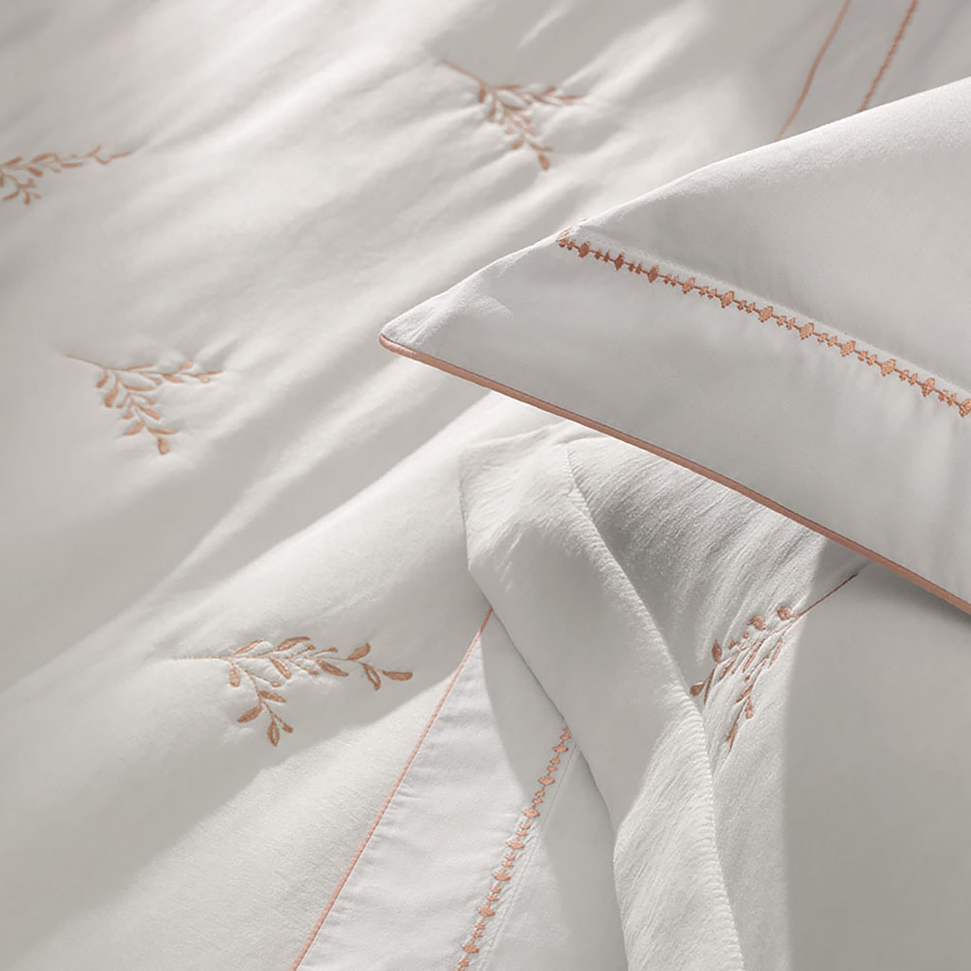 jul25 karsten cama lina detalhe sottile casa