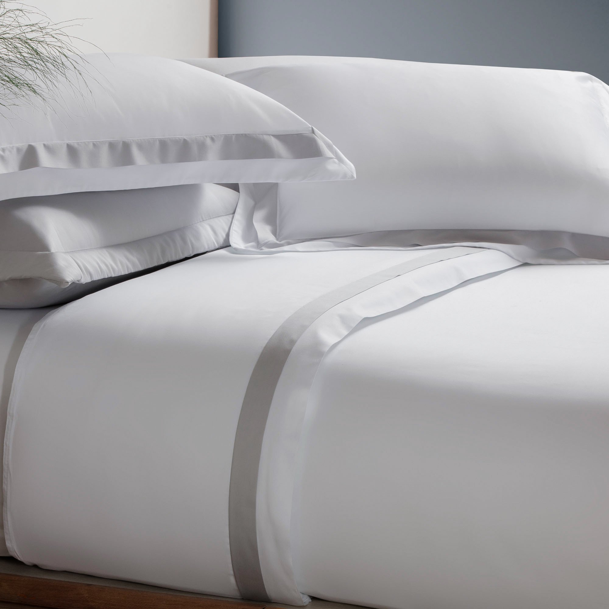 JG CAMA BELLAGIO BRANCO E PRATA AMBIENTADA SOTTILE CASA1