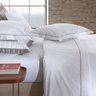 jg cama festone classico branco com fend ambientada sottile casa