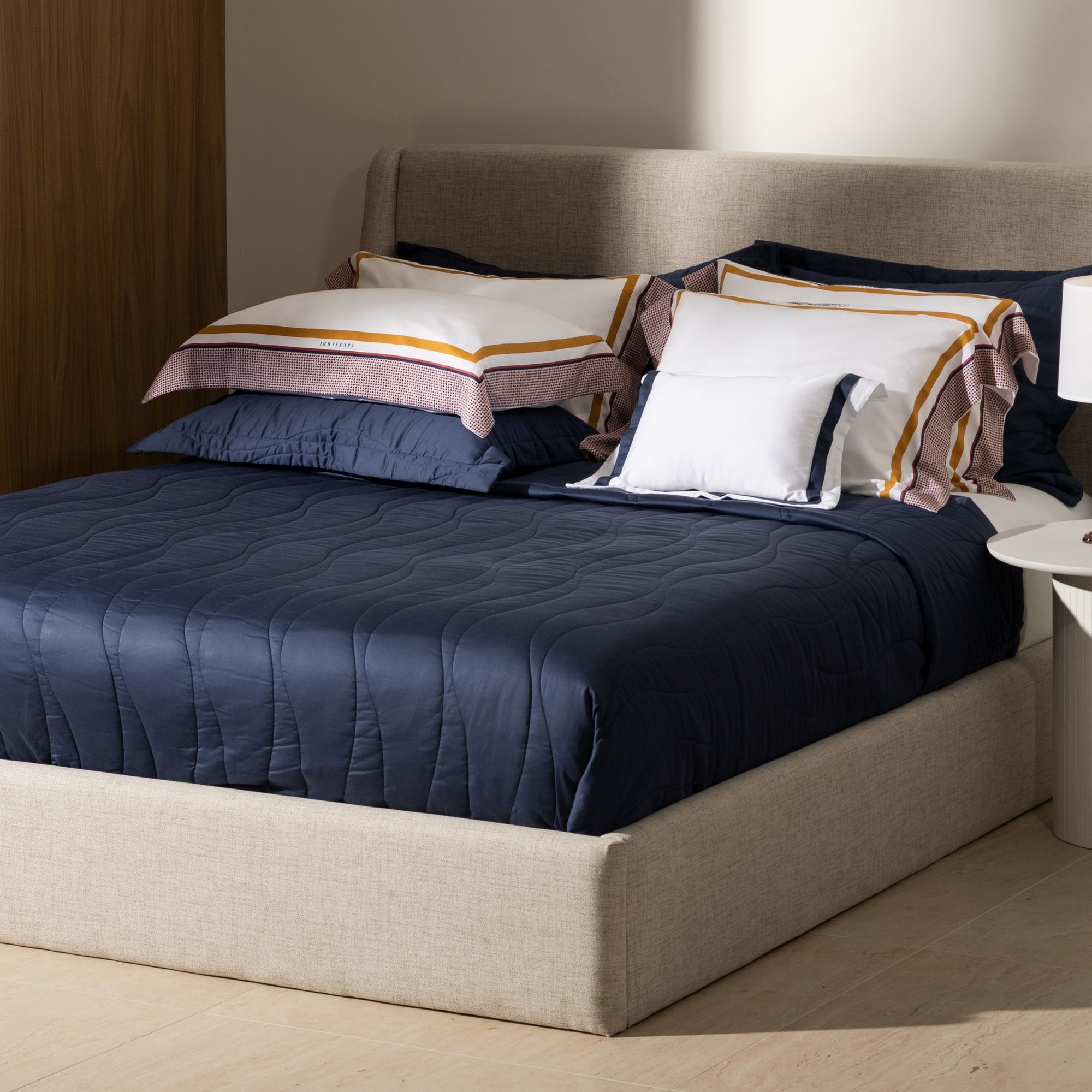 01 colcha c porta travesseiros trussardi cetim 300 fios novara azul siciliano