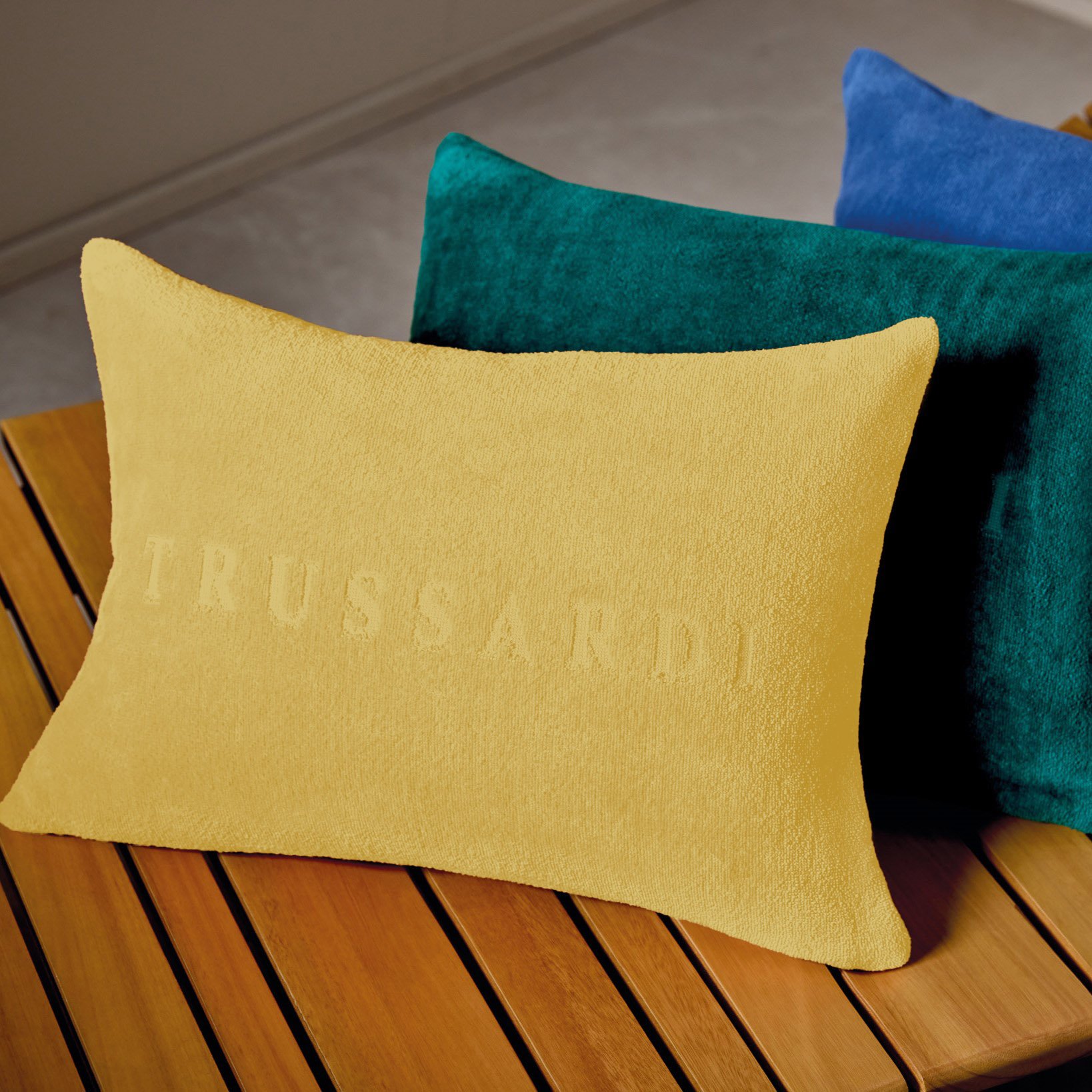 almofada de piscina enchimento trussardi 100 algodao levanto cores ambientada