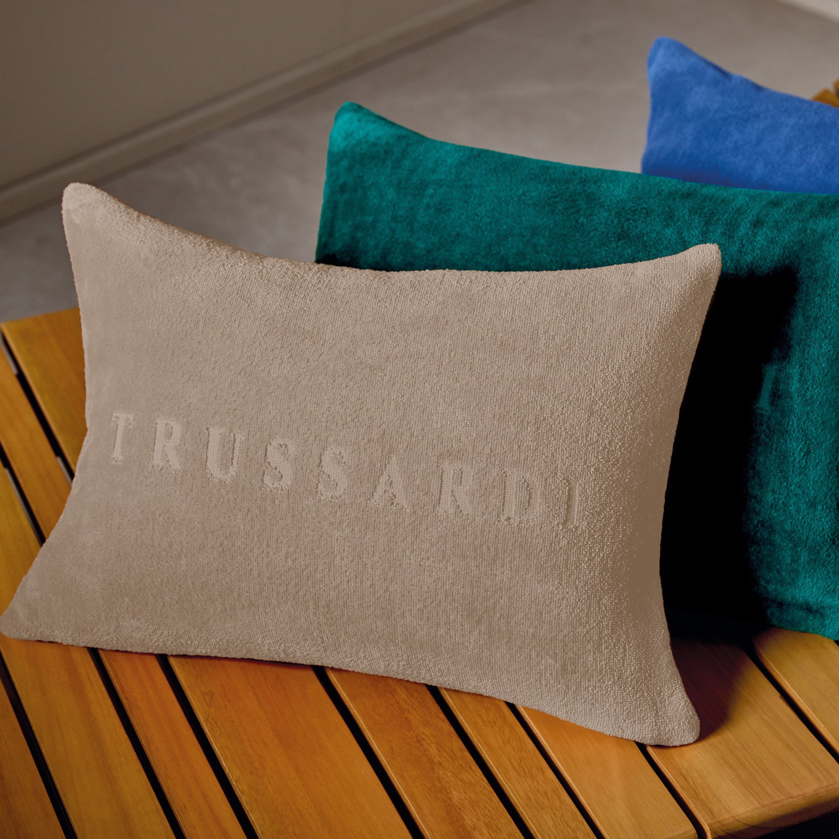 almofada de piscina enchimento trussardi 100 algodao levanto cores ambientada2