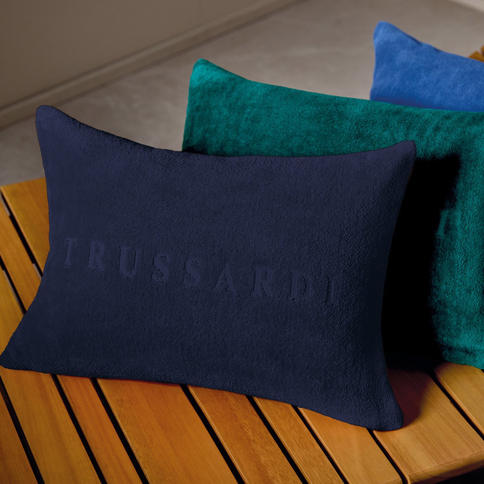 almofada de piscina enchimento trussardi 100 algodao levanto cores ambientada23